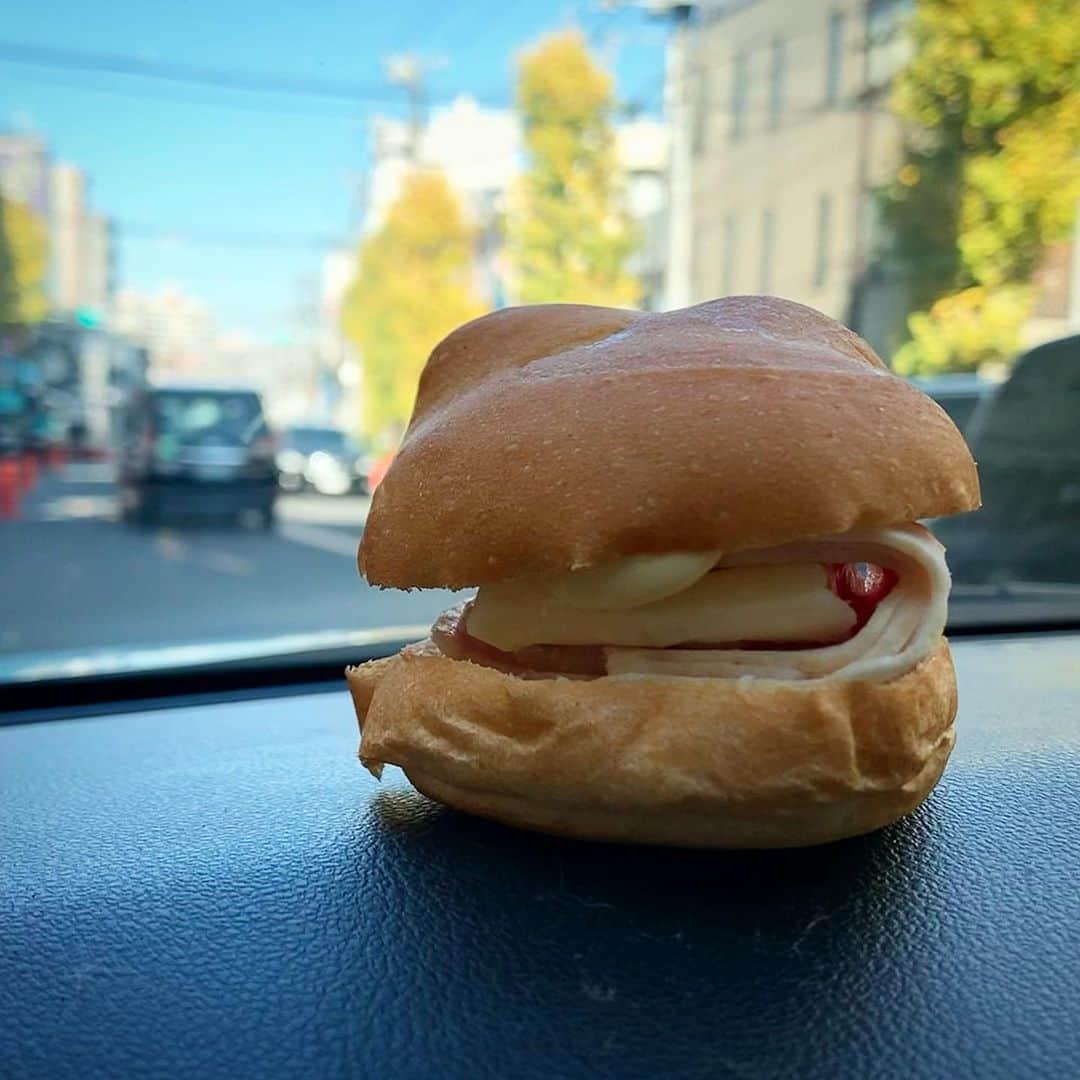 池内万作のインスタグラム：「東京車中飯。 移動中に時間が余ったので、車の中で調整ご飯。 本日のメインはコストコ産のハム&チーズをローソンのブランパンとともに。 糖質は5gくらい。 ホントブランパンは偉大だ。 というわけでそろそろ移動せねば。 ほなまた！  #ケトジェニック #keto」