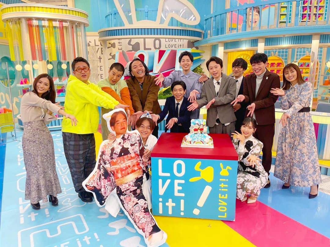 西村真二のインスタグラム：「🐰 ラヴィットでなすなかにし那須さんの誕生日をお祝いさせてもらいました！那須さんおめでとうございます！素敵なイケおじになってください👱‍♂️✨ あとキュウさんに直接M-1ファイナリストおめでとうございます言えて良かった！これこそめっちゃええんやん！ #ラヴィット」