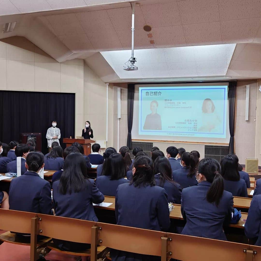 瞳ゆゆのインスタグラム：「神奈川県立元石川高等学校にて、アントレ授業の1コマ、｢最終プレゼンに向けて～4つのポイントで相手の心を掴む～｣の講座を行いました。  プレゼンやスピーチは怖いものじゃない😊  ｢私にもできそう！｣とマインドセットを変えて楽しんでもらえたらなと思っています。  えなちゃんも一緒で心強かった～✨ 場を盛り上げる力があって凄い😲  #宝塚 #宝塚歌劇 #宝塚歌劇団 #宝塚og #講座 #学校 #企業研修 #プレゼン #スピーチ  #元石川高校 #セカンドキャリア」