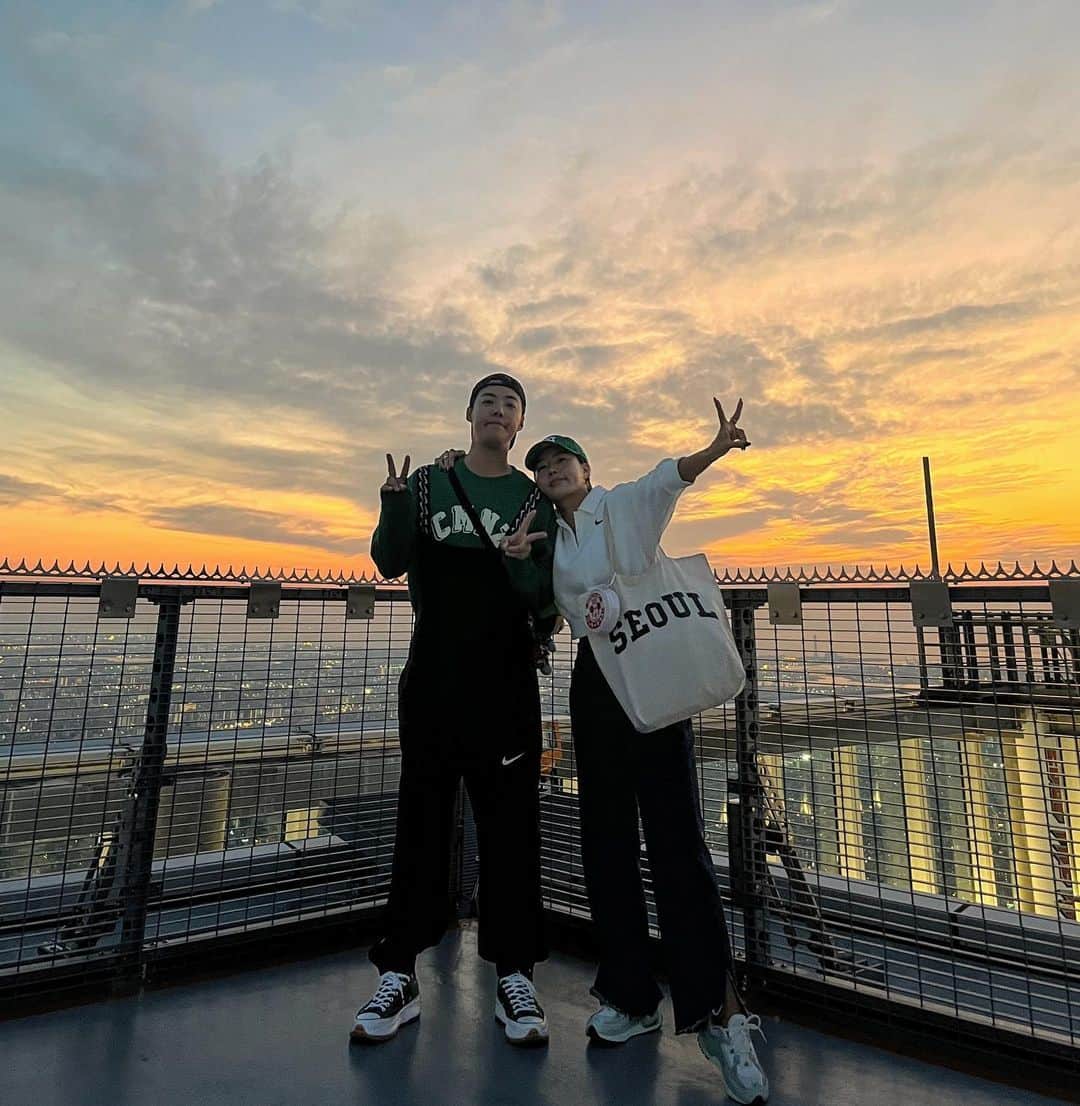 イ・サンファのインスタグラム：「오렌지색의 뒷 배경 이뽀이뽀 바이바이 오사카 🇯🇵🇰🇷🧡 #동네친구강나미 #잡았다이녀석」
