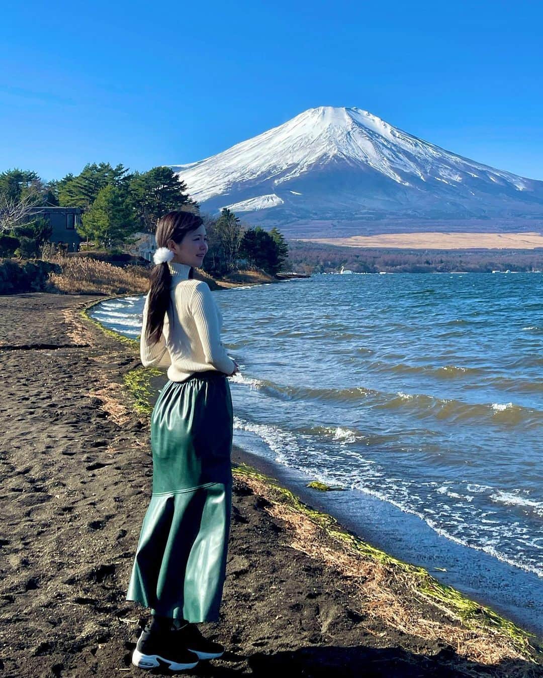 のインスタグラム：「Fuji on a clear day is very beautiful.🗻✨✨ If you come to Japan, I recommend that you go see Mt.  @the_no10 に宿泊した次の日がすごく晴れていて、富士山が綺麗に見えた🤩パワーもらった✨✨  来年モカちゃんと富士山に登る！を目標にトレーニング頑張るの(* ॑꒳ ॑* )⋆*  #japan #japantrip #fuji #japanesegirl #富士山　#山中湖　#山梨」