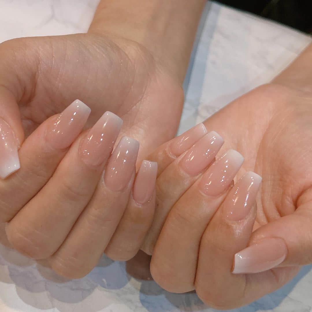 小島瑠璃子のインスタグラム：「💅🏼 珍しくスクエアに✨ とーってもこだわったグラデーション👀白はほんのちょっとにして指長効果！」
