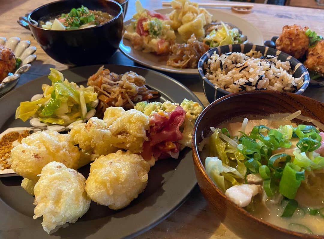 mikaranger823のインスタグラム：「数年ぶりにランチ会開催 ご飯作るの久しぶりすぎて混乱🤣  そして変な格好でお出迎え🤣 トレーニングウエアの上にヒートテック着た違和感でほぼ解散までいて、セーター着てるつもりで出迎えたら違ってた🫢 #やりがちなやつ  職場の上司に #チャック開いてますよはあえて言わず 後で『いつ気づいたんですか？』といじるタイプ🤭←嫌な奴  そんな私が作るメニュー カリフラワーの天ぷら ちゃんぽんスープ 切り干し大根豆乳和え ラーパーツァイ ロマネスコの生ハムサラダ エビと蓮根しんじょう ピリ辛きゅうり このおかずはこのまま夕飯で家族は食べてもらう予定😇  アラフォーになって健康と潤いの話になりがちなランチ会😁  #おうちごはん#ランチ#ごはん#おひるごはん#お昼#ワンプレート#おうちカフェ#昼食#作り置き#つくおき#保存食#器#和食器#うつわ#BESS#BESSの家#ログハウス#発酵」