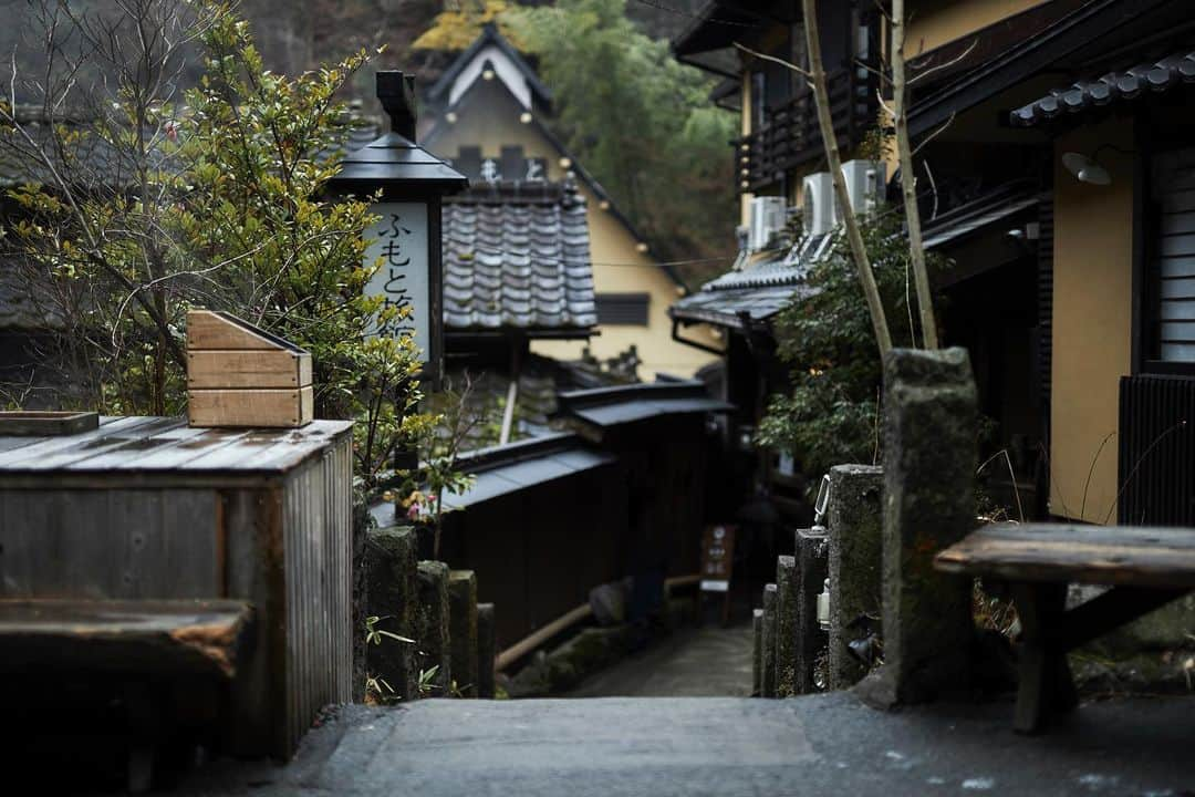 黒川温泉のインスタグラム：「色鮮やかな紅葉シーズンが終わり、黒川温泉街はすっかり冬の装いになりました。静謐な空間に身をおくとじんわりと寒さが染み入るかのようです。これからはスタッドレスタイヤやチェーン携帯が必須になります。  #黒川温泉 #温泉 #阿蘇 #露天風呂 #南小国 #自然景観 #旅館  #湯めぐり #温泉めぐり #九州旅行  #九州観光 #熊本観光  #hotsprings #ryokan  #japantrip #bestjapanspics  #Japanesestyleinn #satoyamalandscape #onsenryokan #onsenislandkyushu  #kurokawaonsen #aso #onsen  #circulareconomy」