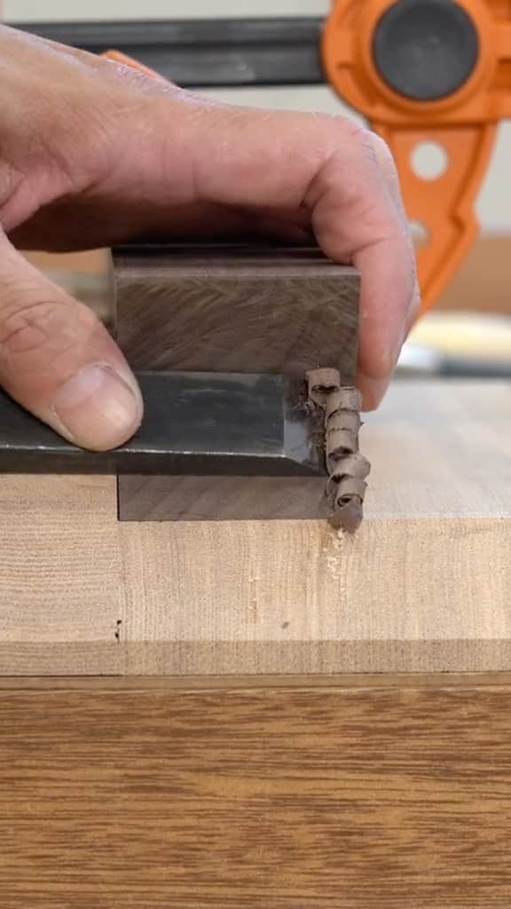 SUIZAN JAPANのインスタグラム：「Making the Japanese woodworking joinery, “Osaka-jo otemon hikae-bashira tsugite” (Osaka castle otemon gate’s pillar splice).  The two sides have a mountain-shaped joint, and the two sides have a dovetail joint. This joint was for a long time a mysterious and impossible joint; X-ray photography finally revealed its internal structure in 1983. It is a superior and solid joint that can support tons of weight without adhesives.  Watch the rest on YouTube! (You can also visit our Youtube from the linktree in bio)」