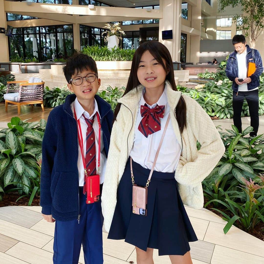 のインスタグラム：「制服を着て修学旅行🚃 後ろに先生が🤔」