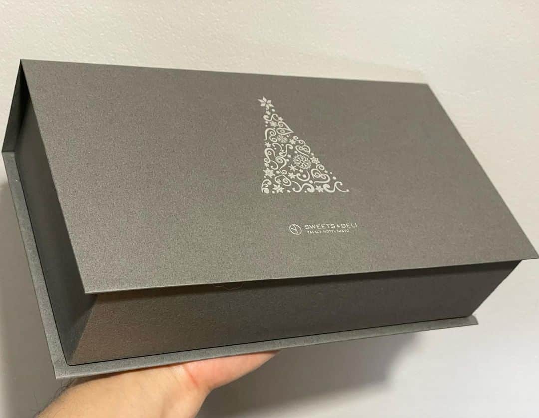 酒井雄二のインスタグラム：「もうすぐクリスマスですね。  何でもペロリと食べ切る自分にとって、日々ちょっとずつ食べるシュトーレンは忍耐力の修行…！ 待てよ、こういう4種入りならば楽しいんじゃない？と思って入手したのですが… 食べ比べてすぐ無くなっちゃうやーつでした😅うまかりし。  ミニシュトーレン4種セット/パレスホテル東京スイーツ＆デリ #おやつパトロール」