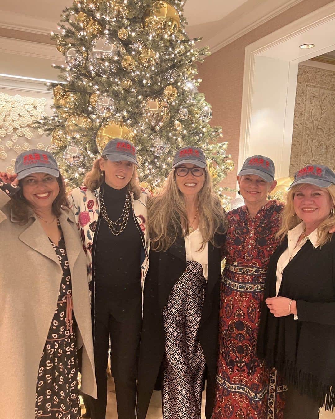 メアリー・マクドネルのインスタグラム：「The best Holiday Dinner each year.  These women have been so important to my life . We met when our kids were in kindergarten! They are 28! IT TAKES A VILLAGE❤️ #CanyonMoms #HolidayDinner.  #FABFIVE 🙏🙏✨✨#Forever ✨✨」