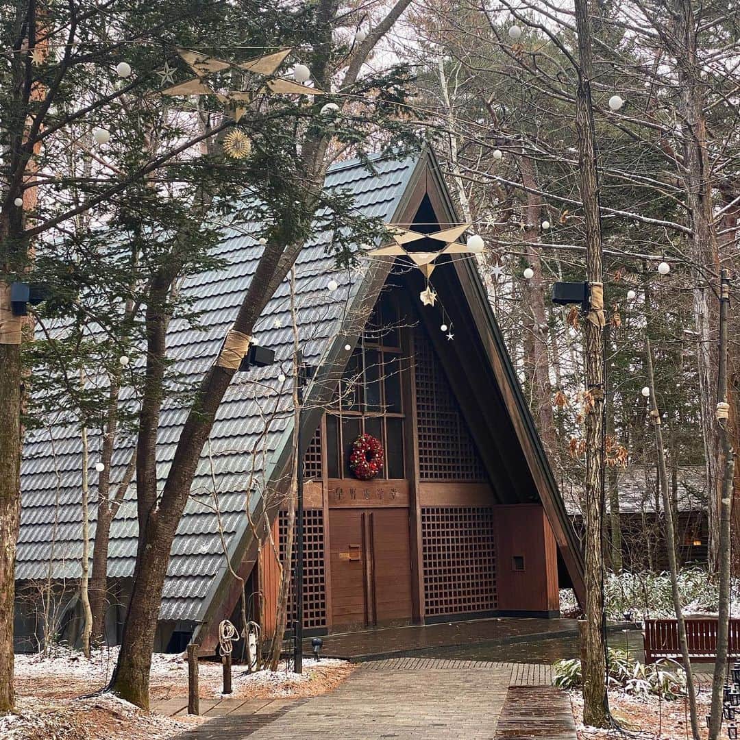 【公式】軽井沢高原教会のインスタグラム：「少しだけ、雪化粧しました。 軽井沢、今日はかなり冷えています。  #軽井沢 #軽井沢高原教会 #うっすら雪化粧」