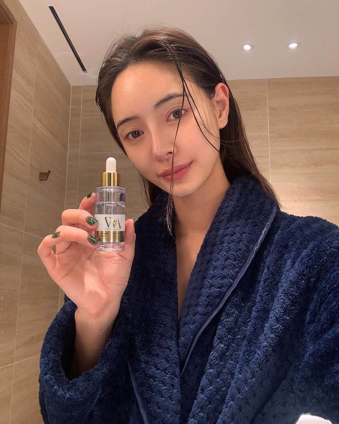 キム・ボラムのインスタグラム：「12시가 지나 오늘 공구 마지막 날이 되어버림 🥺  우아팩과 우아앰플을 말하자면~ 자연친화적인 순한 제품입니다! 에스테틱 전국 프랜차이즈에 입점, 실제로 진정 케어 관리에 많이 쓰이고 있는 제품이라 홈 케어로 추천드리고 싶어요. 우아비타민앰플 마스크팩,에센스 앰플은 글루타치온 복합비타민인 B,E,C,K,아미노산,히알론산여러가지 성분들이 있어요. 미백주사(백옥주사,비욘세주사 등등) 주 원료인 글루타치온성분이 있어서  피부탁력, 보습, 톤업에 도움을주고  6중 히알루론산은 보습에! 특허성분인 필수아미노산 9종, 비필수 아미노산 8종으로 보습과 각질 케어에 큰 도움을 준다고 해요  직접 사용해 보시면 느끼시겠지만   우선 1회 사용 느낀 점은 눈에 띄게 피부 톤이 화사해졌고 두 번째 세 번째엔 결이 달라지는 걸 느꼈어요 ♥️ 저는 피곤하거나 컨디션이 안 좋으면 얼굴에 좁쌀, 여드름이 잘 올라오는 편이거든요  그래서 틈만 나면 피부과에 염증 주사 맞으러 다니곤 했어요   근데 우아 세트로 관리하다 보니 피부 타입이 바뀐 건지 신기하게 진정되고 더 이상 전처럼 올라오지 않더라고요🧏🏽‍♀️🥰 사계절 내내 사용 가능, 매일 사용 가능해서 좋았고 겉도는 끈적임 없이 피부 속부터 채워지는 촉촉함이라서 인생 탬이 되어버렸지 모에욤..😘 #우아비타민앰플마스크팩  #데저트로즈셀에센스  #공구중 3일째(마지막날) 링크는 프로필에있어요!」