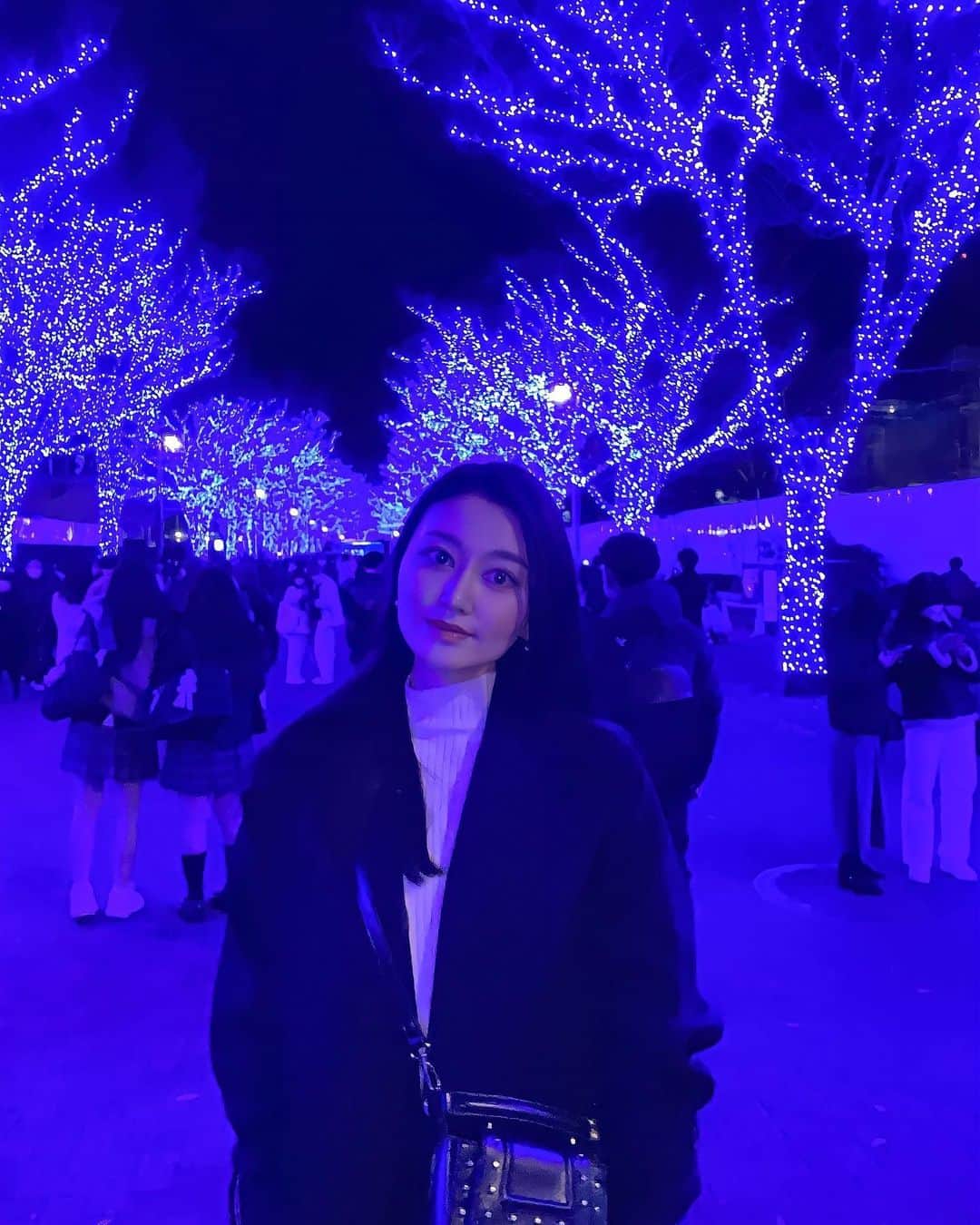 岩波彩華さんのインスタグラム写真 - (岩波彩華Instagram)「Christmas mood❄️ ブルーライトが幻想的🦋🫧  #クリスマス #イルミネーション #青の洞窟」12月15日 0時46分 - syk.i