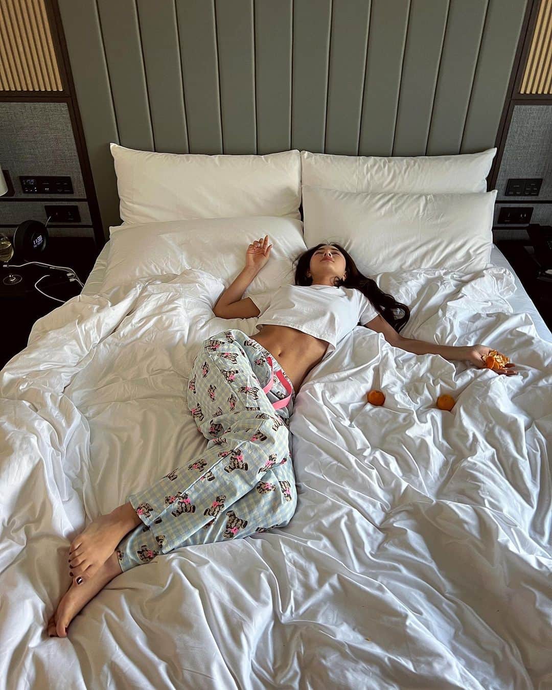 キム・ボラムのインスタグラム：「침대가 천국이네🧚🏿‍♀️」