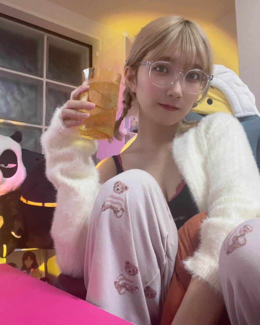霜月めあのインスタグラム：「一緒にお酒でもどうですか？🍻 . . . .  #霜月めあ #めあめあ #model #sexy #selfie #animegirl #셀카 #셀스타그램 #패션스타그램 #데일리 #asiangirl #cosplay #좋아　#instalove #follow #like #tokyo #ootd #style #photo #sexybody #love #맞팔 #tagsforlikes  #Japanesegirl #photooftheday #igers #instadaily #グラビア #日系穿搭」