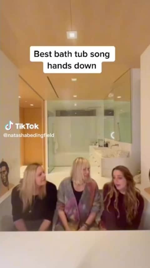 メアリー・マコーマックのインスタグラム：「@meghantrainor Come join us in the bathtub 🎤🛁 We love you! @natashabedingfield & @rosie_pozi」