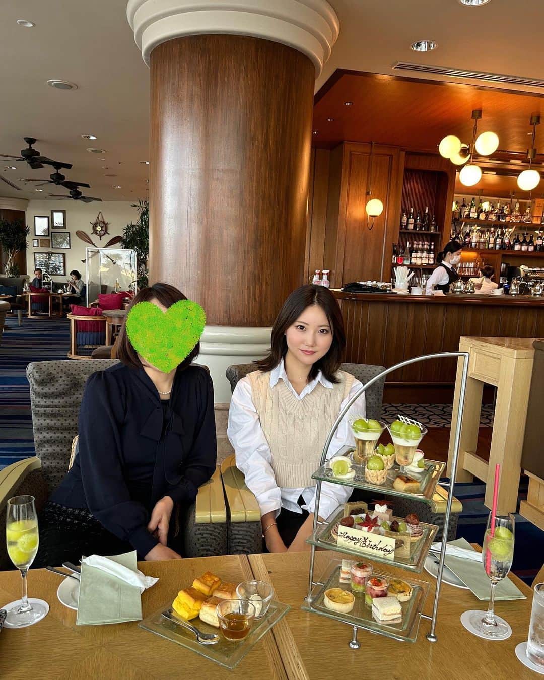 愛咲りりのインスタグラム：「お母さんに彼氏みたいなことしてもらった今年の誕生日😂💝 ありがとう✌🏻 来年は娘がんばるよ✌🏻  #横浜 #インターコンチネンタル横浜 #ホテル #誕生日」