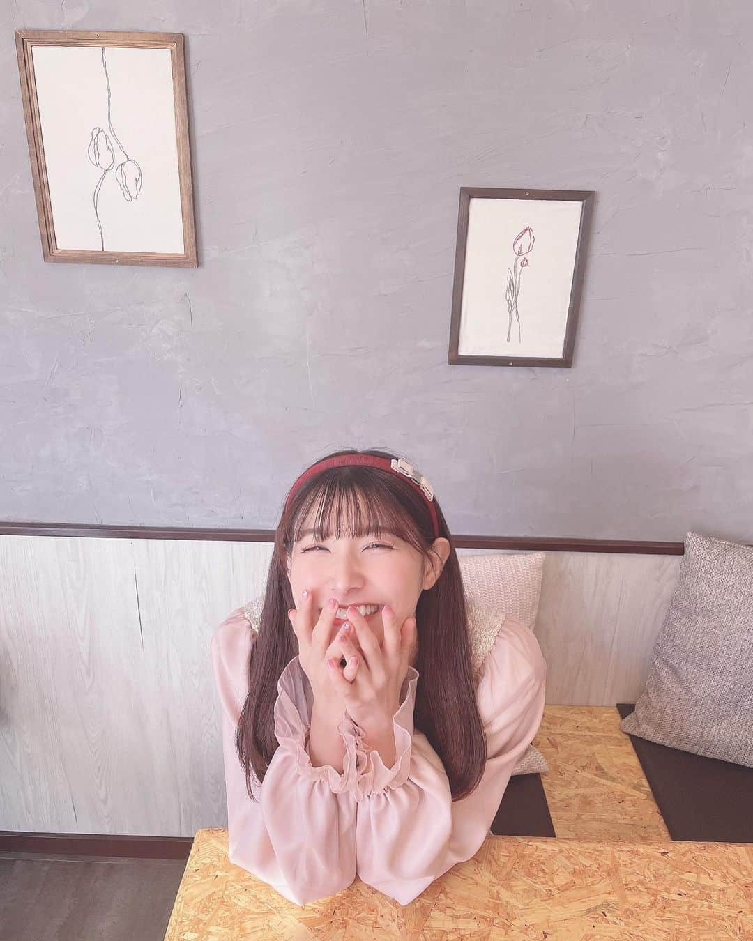 彩川ひなののインスタグラム：「はぴねすすまいる( ◜ω◝ )❤︎  先日の#長野 #ロケ での#オフショット   #小布施 にある @curious__cafe さん  とても素敵なとこでした🐥💓  今年もたくさん長野の魅力いっぱい知れてお届けできて嬉しかったです♡*°  去年に続きしっかり番組の締めもつとめさせていただきました🐥🐥！  12/24(土)16:00〜 長野朝日放送 『信州をカーナビUぐるっTV』 https://www.abn-tv.co.jp/u-gurutv/  ぜひご覧ください❤︎  #キュリオスカフェ #curiouscafe #小布施カフェ #長野カフェ #cafe」