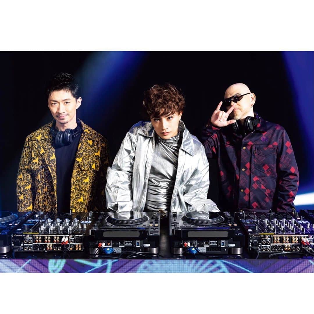 のインスタグラム：「【PKCZ®︎ 】本日配信スタート‼️ PKCZ®︎ Digital  Single 「T.O.K.Y.O.」🎶  新曲「T.O.K.Y.O.」は、2018年に社会現象的なムーブメントを起こし国民的大ヒット曲となったDA PUMPの「U.S.A.」からインスパイアを受け制作した、DA PUMP公認のアンサーソング🎤 第65回グラミー賞の最優秀グローバルミュージックアルバムでノミネートされたMasanori Takumi氏が⼿掛けるハイエナジーなトラックに、「U.S.A.」の作詞者shungo.氏によるパンチライン多めな歌詞をPKCZ®流に昇華させたリスナーのテンションを爆アゲするパワフルな楽曲となっています♪  そして、Music VideoにはPKCZ®からリスペクトを込めてDA PUMPメンバーをお迎えし、一緒に「#TOKYOおみこしダンス」を披露✨ 黒バックのスタジオでムービングライトの中、白濱亜嵐とEXPG STUDIOチームのダンスカットをメインに、DA PUMPメンバー、東京ヤクルトスワローズ公式ダンスチーム「Passion」のカメオ出演や、PKCZ®メンバーのEXILE MAKIDAI、DJ DARUMA、JOMMYも出演‼️ Y2KをイメージしたCGも使用し、豪華でエネルギッシュな仕上がりとなっています🔥  ◇◆◇◆◇◆◇◆◇◆◇◆◇◆◇◆◇◆◇◆◇◆◇◆◇  現在発売中の『月刊EXILE 1月号』では、「T.O.K.Y.O.」のMV撮影の模様とともに楽曲の魅力などを聞いたインタビューを掲載📸✨こちらも併せてチェックしてください📖 ◇◆◇◆◇◆◇◆◇◆◇◆◇◆◇◆◇◆◇◆◇◆◇◆◇ Streming&Download https://ldh.lnk.to/PKCZ_TOKYO  @pkcz_official  #TOKYO」