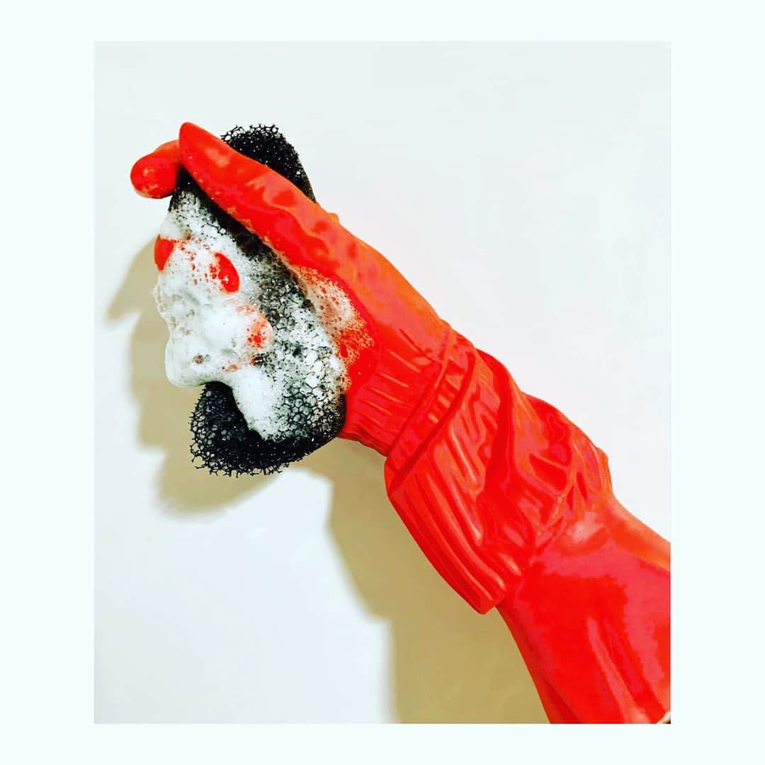 三浦加納子さんのインスタグラム写真 - (三浦加納子Instagram)「冬の手荒れ対策として、 私はキッチングローブを推したいです。  水仕事をする時、特にお湯や洗剤を使う時はグローブを着けて欲しい🙏  面倒なのもわかるけど、これだけで冬の手のカサカサがだいぶ和らぐんです。  グローブつけるのっていちいち面倒だし、油汚れがちゃんと取れたか分かりにくいからと抵抗があるのもわかります。 しかし私も何年か前から使うように(特に冬!)したら手も荒れにくくなったし、油汚れが落ちたかどうかもグローブ越しにでもわかるようになりました。  私のお客様でも、実践されている方からはだいぶ違うってお声も頂いていて嬉しい限り☺️  おすすめは、サイズが小さめのロングタイプです。 (写真のグローブはダンロップさんのものです。) 大きいと指先の感覚が伝わりにくいからピッタリめがいいです。丈は中に水が入らないように肘くらいかそれ以上あると安心。 グローブをつけていたらお湯も躊躇なく使えるので乾きも早くていい感じです。 ちなみに、使い終わったらそのまま手と同じように洗ってタオルで拭いたら外してもすぐに乾くので置き場にそんなに困らないです。  プラス寝る前にハンドクリームをしっかり塗って保湿したらその日1日の乾燥はだいぶリセットできると思います。 枕元にハンドクリームを置いとくのがおすすめです！(綿とかの手袋するとなお良い😊)  乾燥が防げたらジェルネイルも長持ちするし、手も美しいに越したことないですよね。 今年は特に乾燥していますし、アルコール消毒でも油分が奪われています。 キッチングローブを普段使っていない方、ぜひお試しください🙏  #乾燥対策　#キッチングローブ #ハンドケア」12月14日 18時01分 - kanakomiura