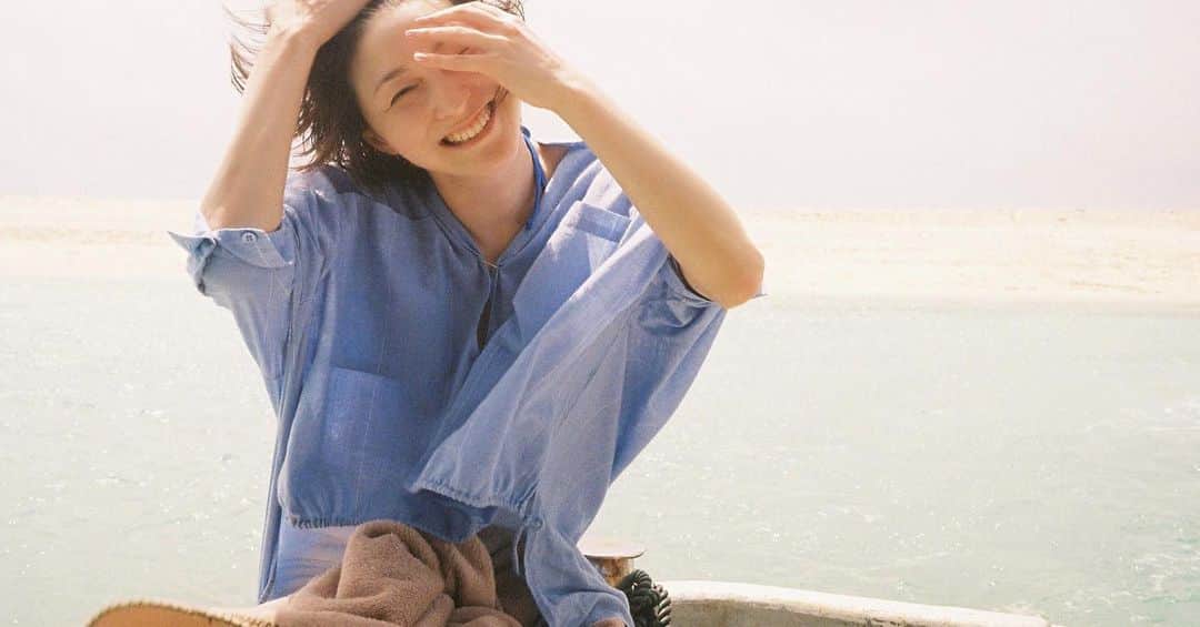 広末涼子のインスタグラム：「. 海がとてもキレイでした🌊  #風が強いね #と言っております #やっぱりやっぱり #晴れ女 #明日発売 #ドキドキ #おふヒロスエ #CestlaVie #振り返り」