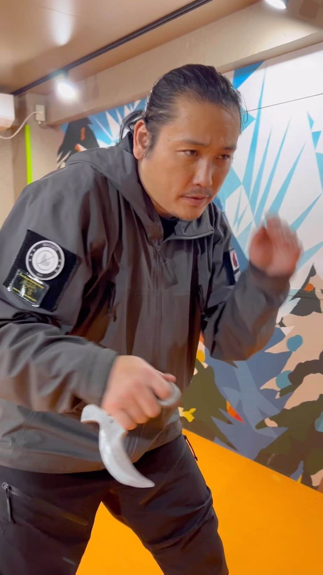 坂口拓のインスタグラム：「Knife disarming techniques with Karambit #1  #坂口拓 #侍 #taksakaguchi #tak #reborn #crazysamuraimusashi  #versus #disarm #samurai #action #actor #sakaguchitak #movie #lightningdisarm #ウェイブ #karambit #karambitknife」