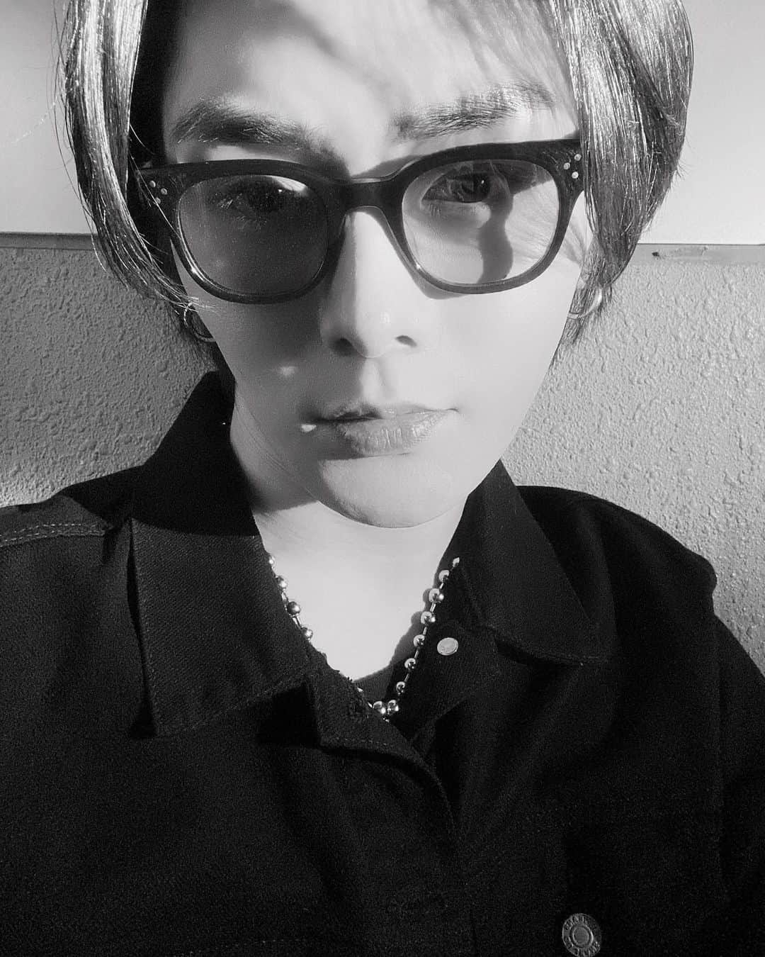 keitaのインスタグラム：「9年前くらいから前からずっとかけてた眼鏡を5年前くらいに紛失して、そのまま廃盤になってどこにも売ってなかった眼鏡をついに発見した もうどこにもいかないでください。 あ、お久しぶりです。」