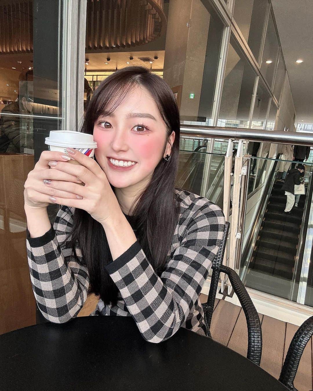 のインスタグラム：「チェックワンピきた🤎🖤  📷by  弟  #herlipto」