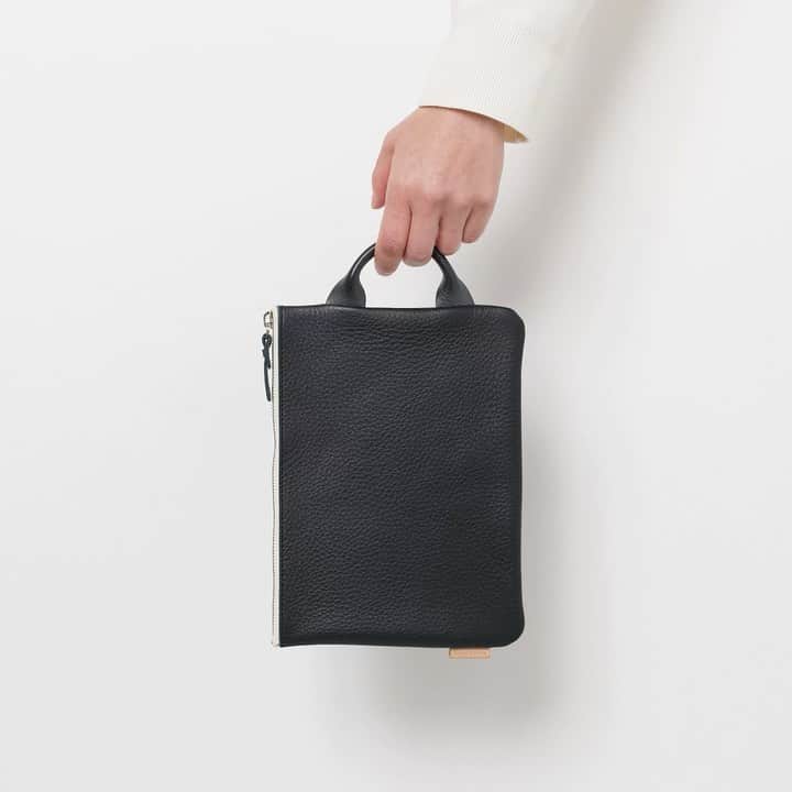 エンダースキーマのインスタグラム：「model: pocket bag small/big color: black, beige, navy, green  #henderscheme #2023ws #productvideograph」