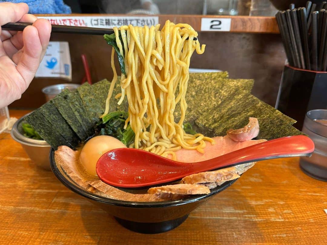 rasuさんのインスタグラム写真 - (rasuInstagram)「末廣家 チャーシューメン  今日も最高過ぎた… 出張で疲れた体にご褒美の大好きラーメン 染み渡り過ぎて疲れが完全に吹き飛んだ🤤🤤🤤🤤  #末廣家 #ラーメン #家系ラーメン #家系 #超超うまい」12月14日 18時25分 - rashu_eat
