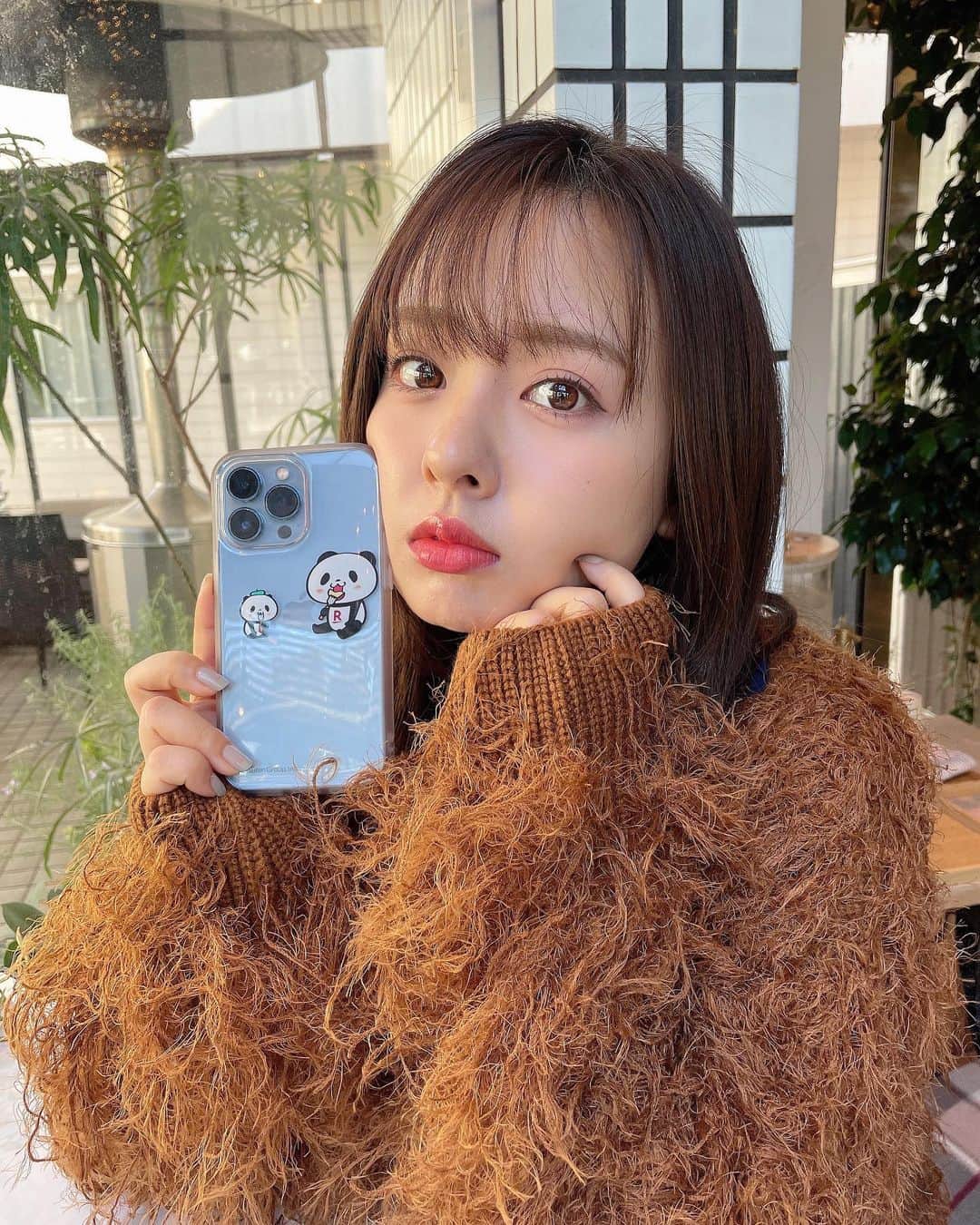 山田菜々のインスタグラム：「SNSをしていると、やっぱり携帯を触る時間が増えてしまう...！ 電車の待ち時間にInstagramを更新してみたり😎🫰🏻  特に楽天モバイル、電波問題なく使えています✨　 渋谷の地下のカフェとか田舎の方に行くと少し繋がりにくかったりもするけど、安さを考慮したら私はこれからも使い続ける😌🫶🏻  あとWi-Fiがなくても、20GB越しても最大2,980円（税込3,278円）だからね〜☺️それはそれは強いよねぇ〜♥︎笑　 ※公平なサービス提供のため通信速度制限する場合あり。エリア外最大1Mbps。通話料等別 無制限は楽天回線エリアのみ  というのが楽天モバイル1年ほど使ったわたしの感想です✨  #PR #楽天モバイル」