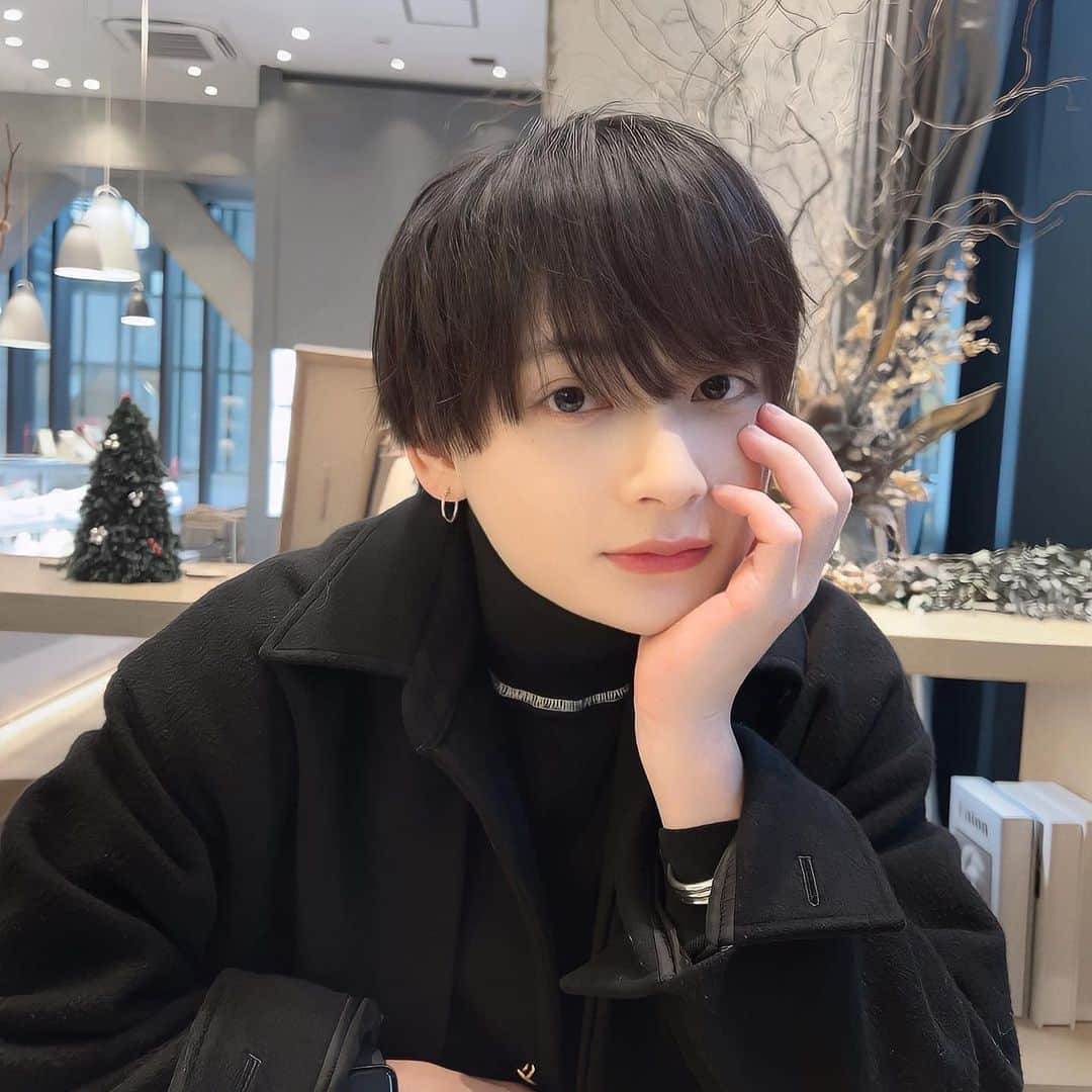 あいすのインスタグラム：「腹筋ローラーしたら体中痛い」