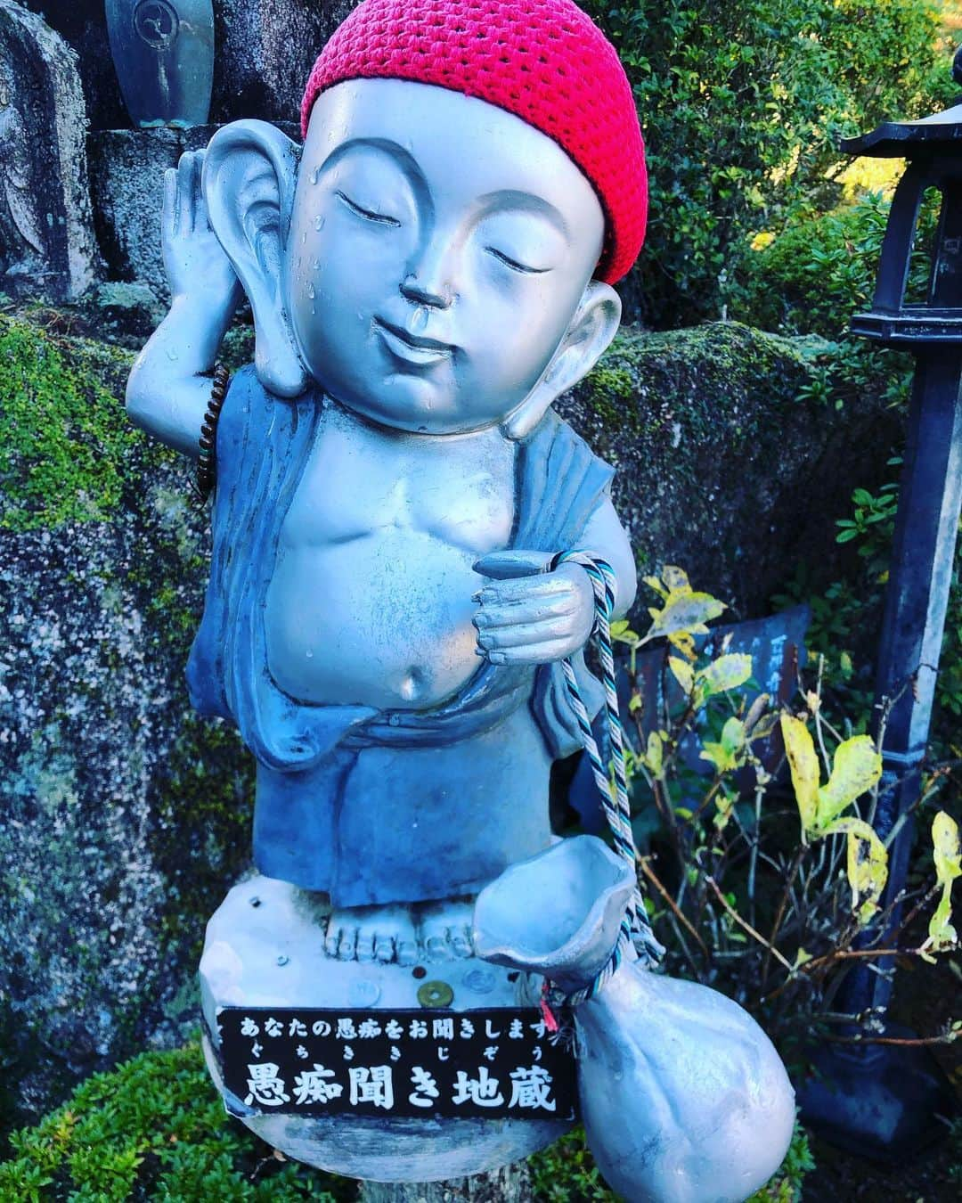 廣瀬純さんのインスタグラム写真 - (廣瀬純Instagram)「今日は宮島でじゅん散歩😊  厳島神社⛩やっぱりいいですね。  大聖院に初めて行きましたが、沢山のお地蔵さんがあり、楽しかったです😉  お祈りは、選手の成長を祈願しました。 また来年もキャンプ前にお参りしたいです⛩  厳島神社のおみくじは、まさかの26番 本当ビックリいたしました。  ご縁があるのかなと。  ダルマは安仁屋さんに似てました🤣  またじゅん散歩お伝えします🚶  #だるまは安仁屋さん似 #26にご縁 #厳島神社 #大聖院  #じゅん散歩 #チカのお土産は犬用もみじ🍁」12月14日 18時30分 - hirose.75