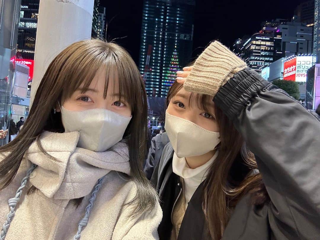 来栖りんのインスタグラム：「後ろにツリーあったから撮った！📸」