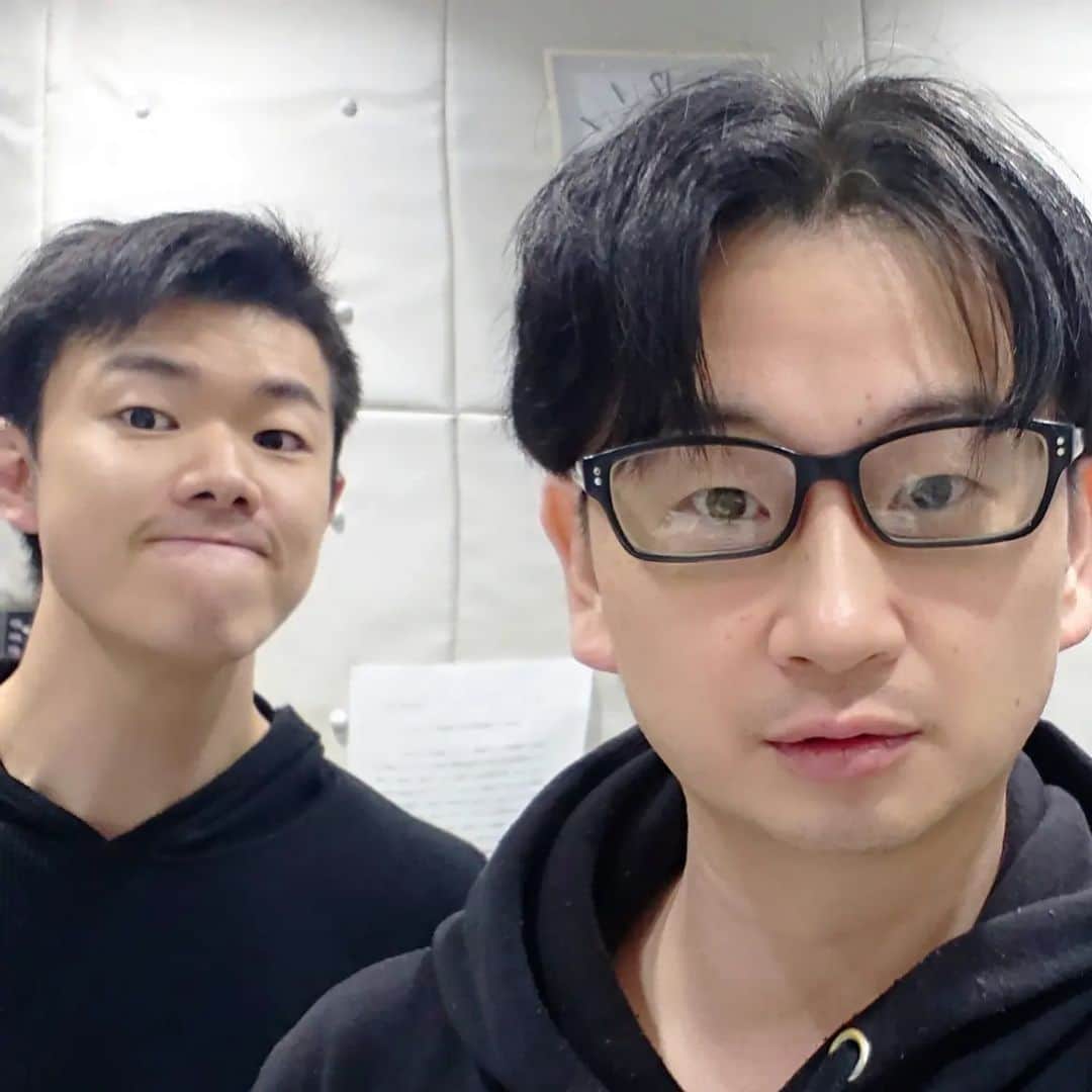 のインスタグラム：「#おびりあスタジオ に到着しました。 このあと18：40からラジオ生放送です #ＦＭ島田 g-sky76.5 「八木良（やぎまこと）の黒縁radio！」 FM島田ＨＰ、アプリで全国で聴けます 【メッセージをお待ちしてます】 ラジオネームを忘れずに八木良宛てにお願いします info@g-sky765.jp #八木良」