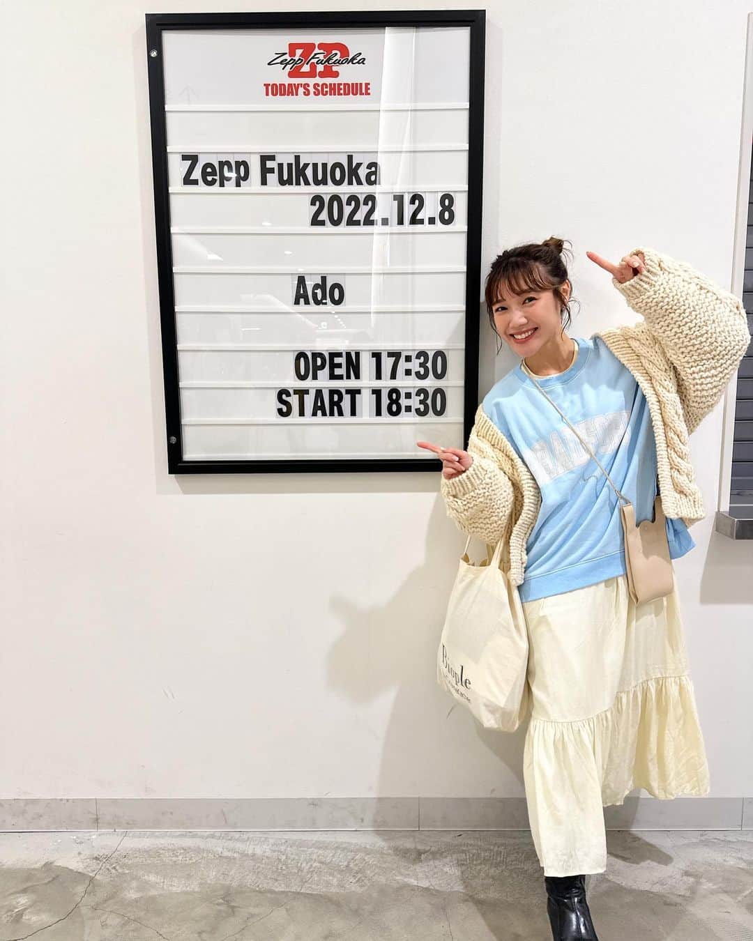 黒田りさのインスタグラム：「🫧 LIVEの思い出♡ ちーちゃんが誘ってくれてAdoちゃんへ！くう〜！新時代のライブを体感！歌唱力に表現力…若干二十歳なういういしさも垣間見えて、最強でした🥺💗 ワンピースの映画も観てたから、ああUTAが目の前に…！って感覚に陥って感動したな〜🍬 帰り道には、恐竜が落ちてたし(安全なところへ移動したよ)モンゴル鍋であたたまって、満たされた1日でした🫶ありがとう☺️  #ライブ#福岡ライブ#蜃気楼#ado#adolive#zepp福岡」