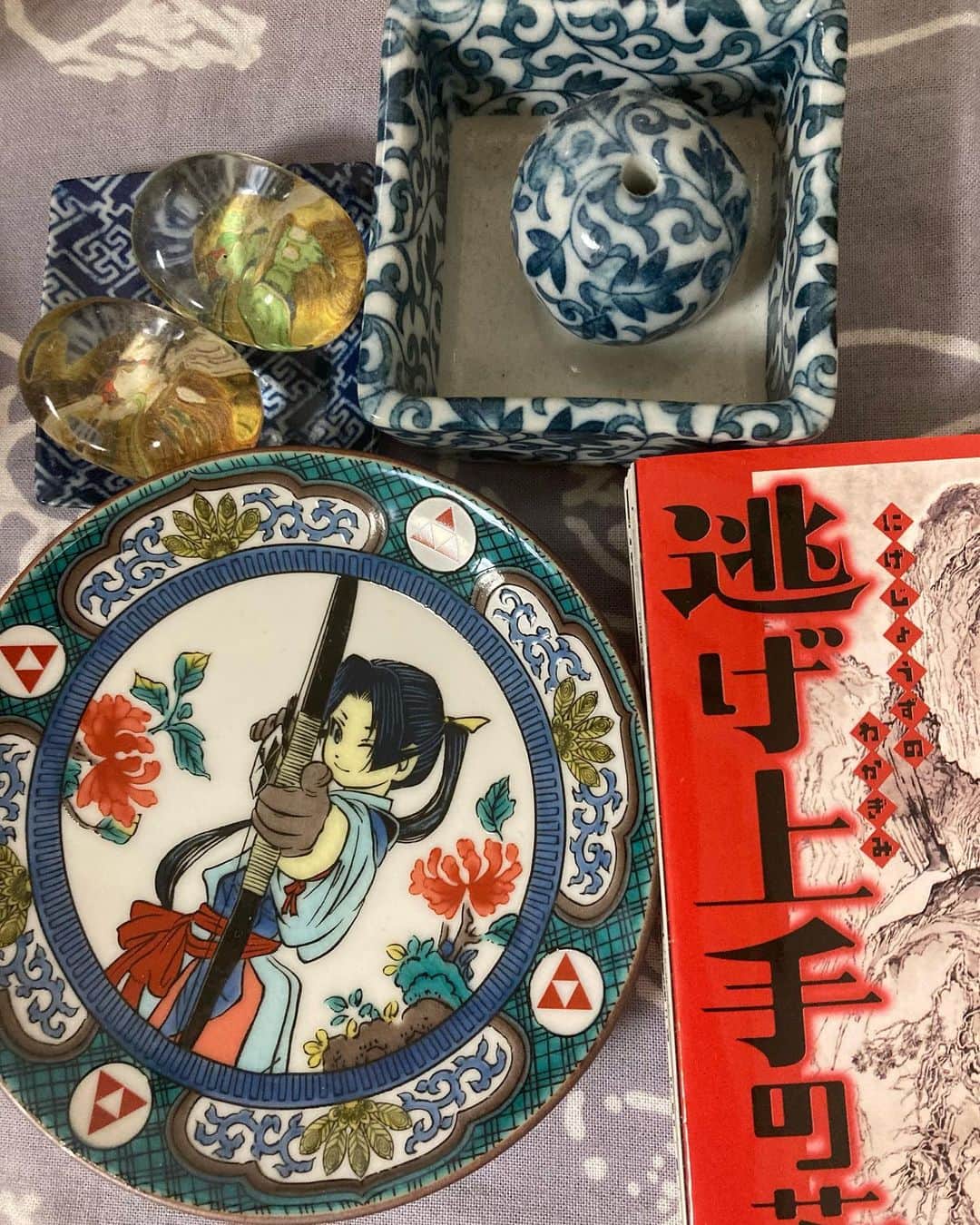 のインスタグラム：「オタク部屋の新入り✌️  #オタク部屋 #グッズ #逃げ上手の若君 #色絵磁器」