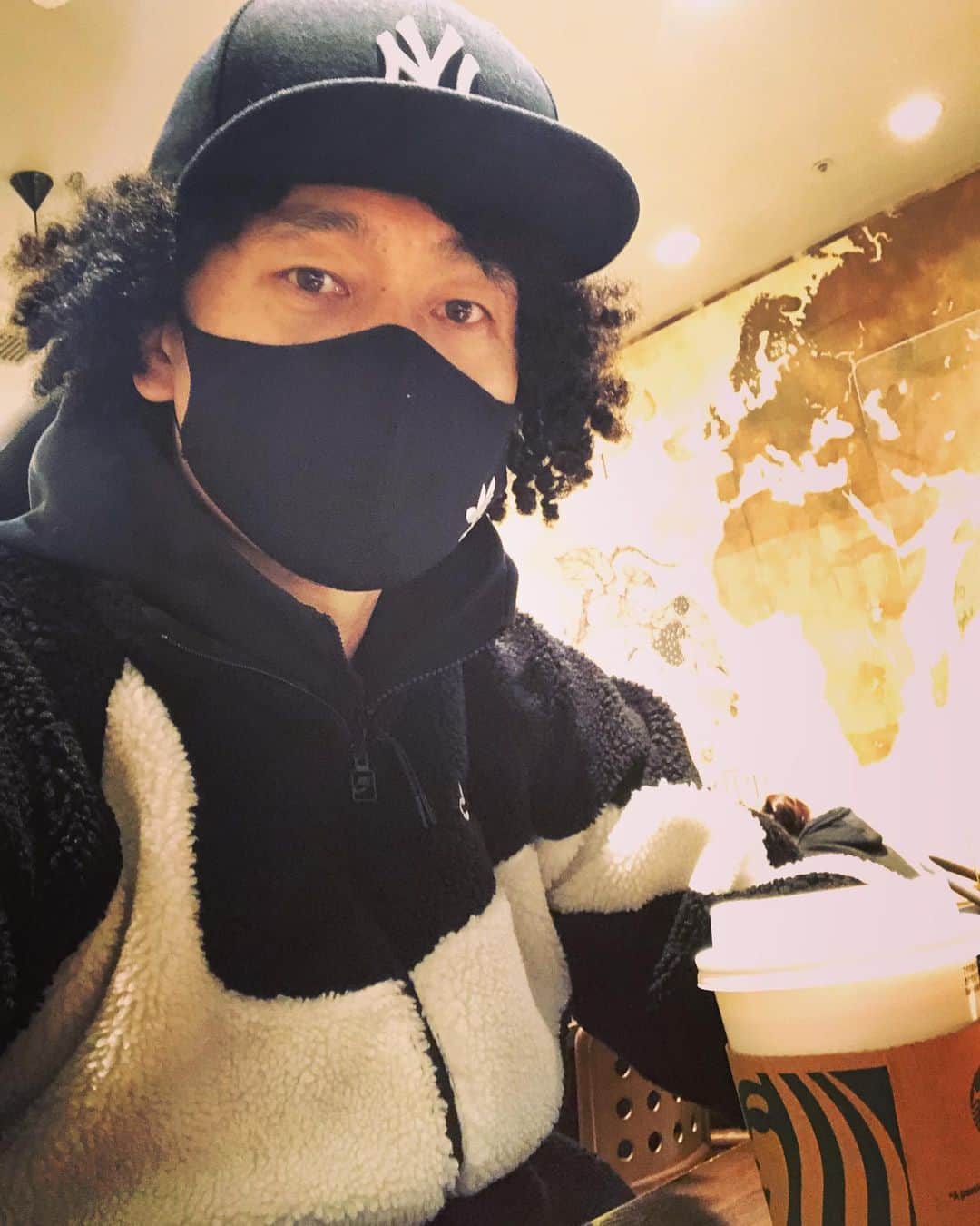 のインスタグラム：「パーマ当てたてだとこの帽子が被れる唯一の1週間。その週を超えるとボリューム出てきて、帽子が入らない。ゆっくり自動で帽子が浮く…🤣」