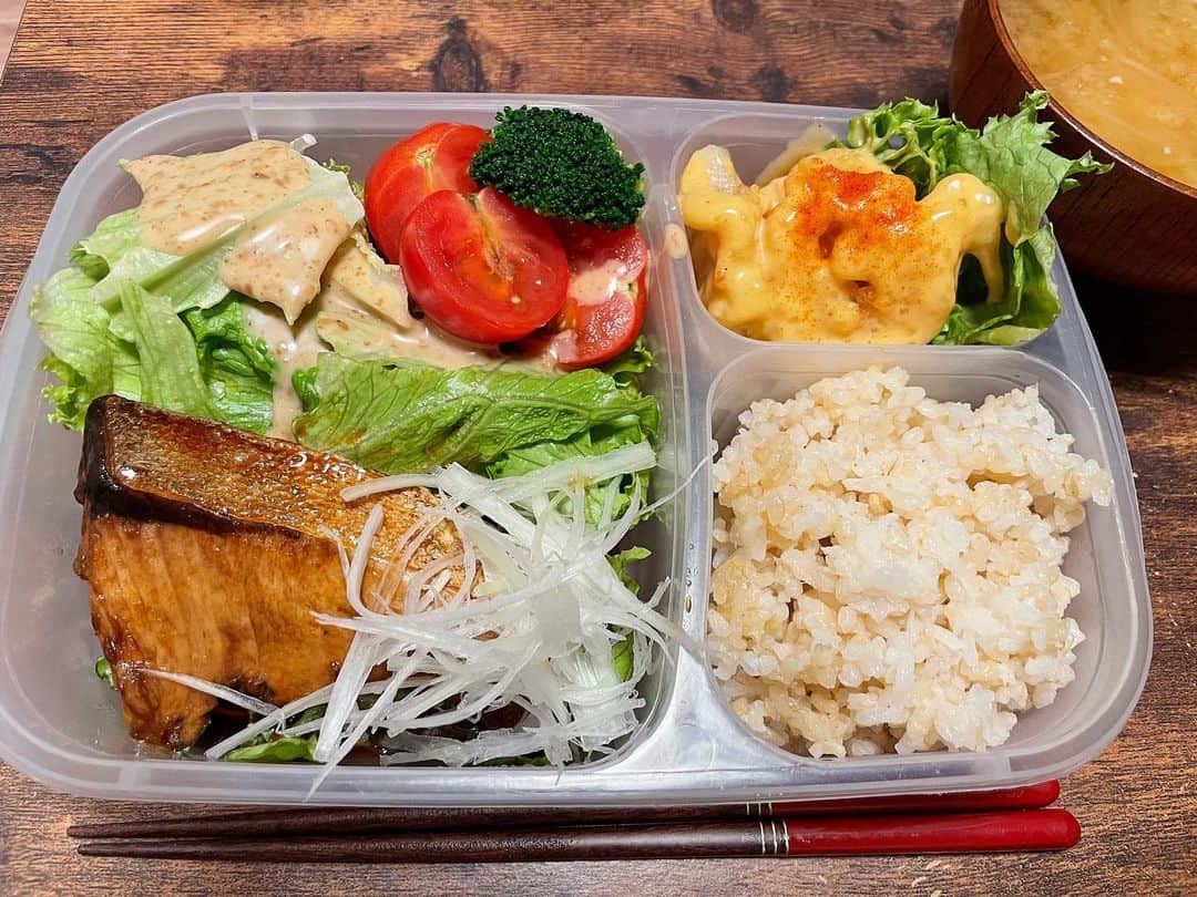 佐藤聖羅のインスタグラム：「朝も昼もご飯食べ忘れたぁ😅  今日の夜ご飯  ✨サラダ ✨ブリ照り焼き ✨エビマヨ ✨玄米 ✨玉ねぎ味噌汁  #ランチボックスダイエット #味噌汁優勝 #山形の味噌 #ブリ照り上手に出来た #スリコ #タッパー #洗い物楽」