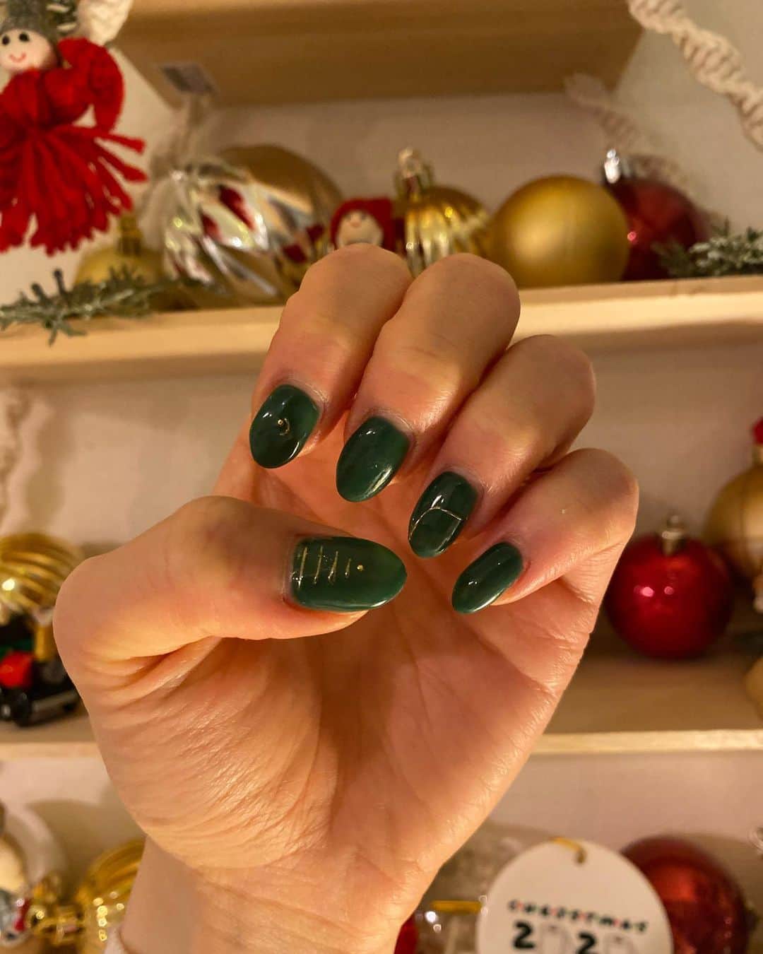 JYONGRIのインスタグラム：「My favorite time of the year 🌲…but I’ve been unwell for most of it 😷」