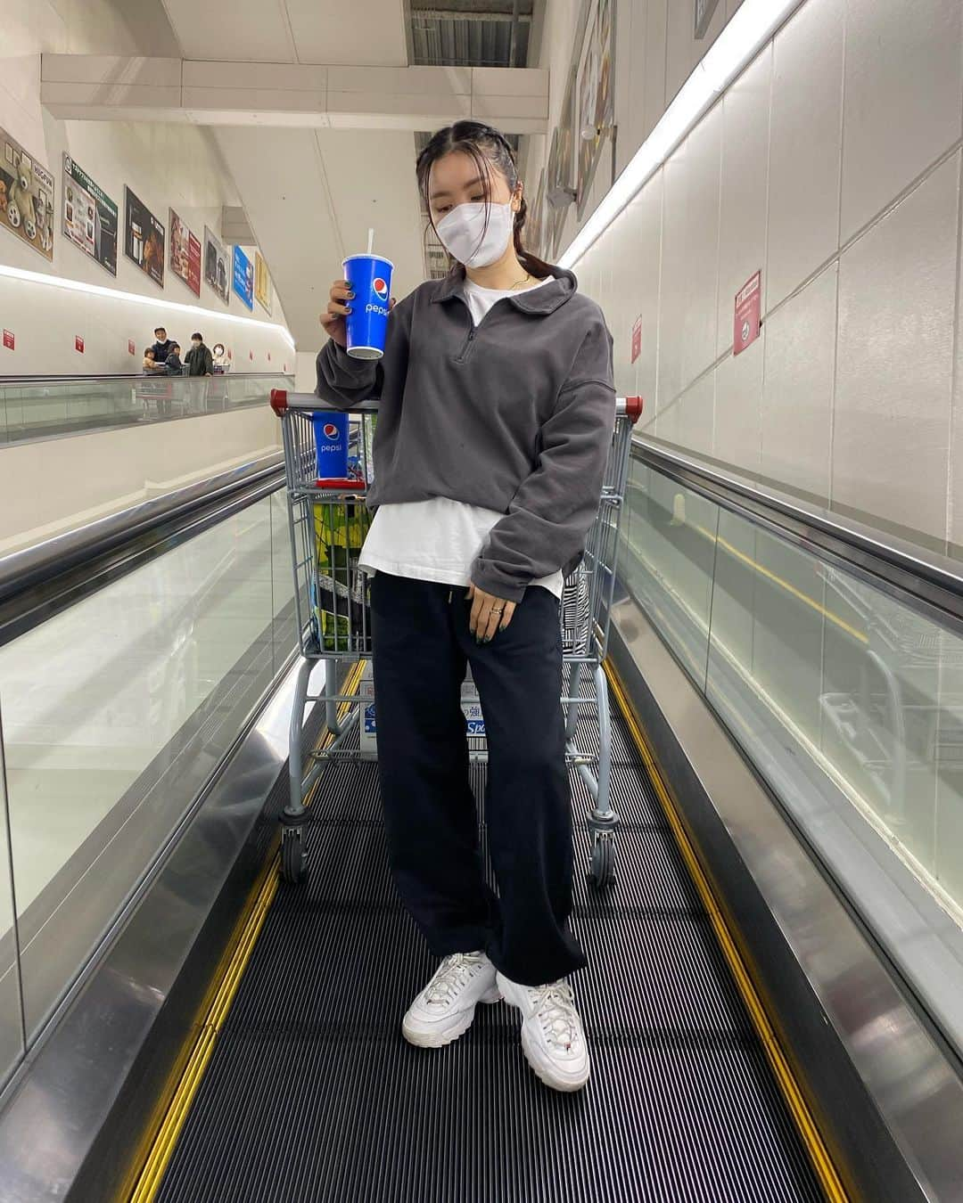 JYONGRIさんのインスタグラム写真 - (JYONGRIInstagram)「Christmas food (aka wine) shopping 🛒❤️🍷」12月14日 18時57分 - jyongriofficial