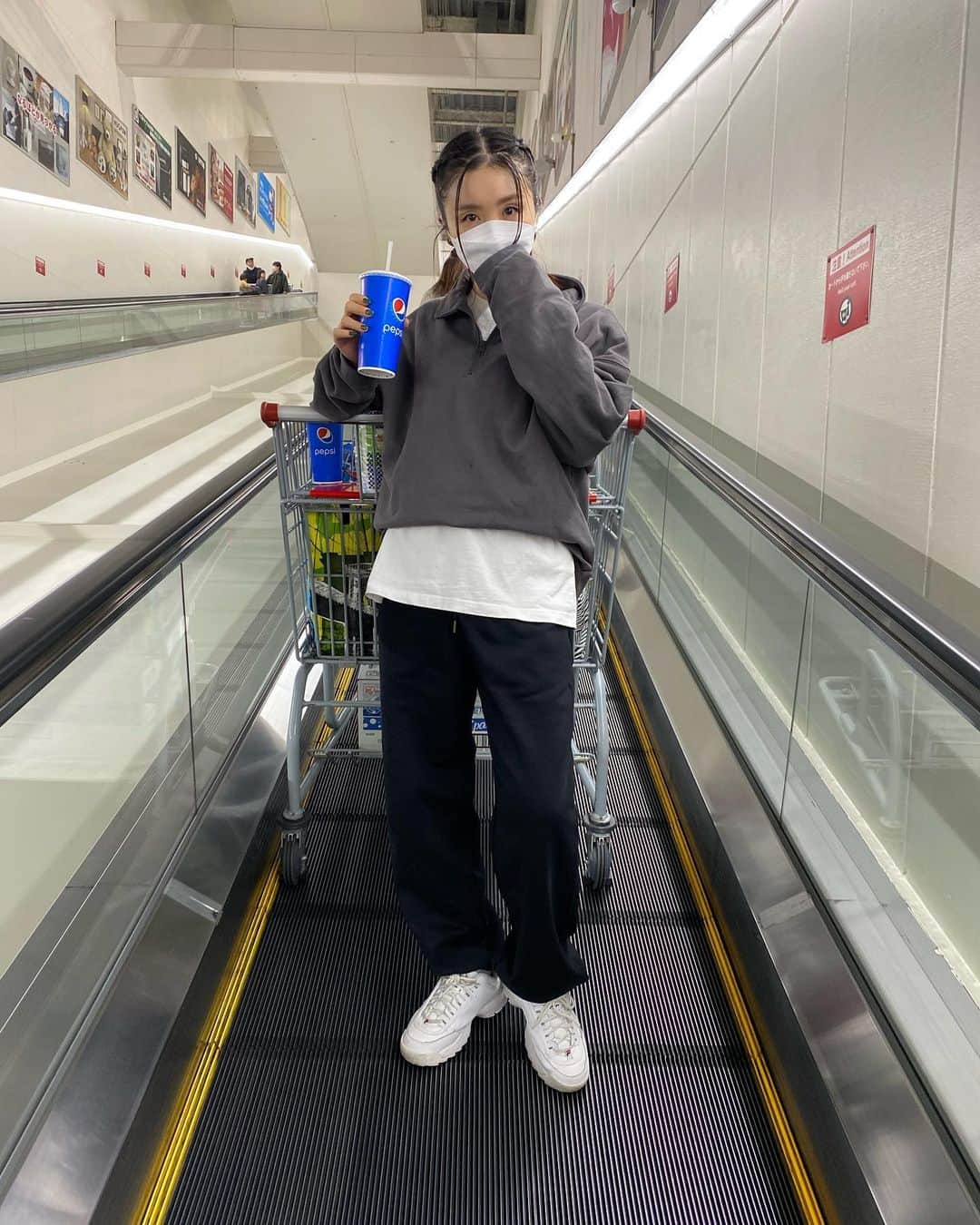 JYONGRIのインスタグラム：「Christmas food (aka wine) shopping 🛒❤️🍷」