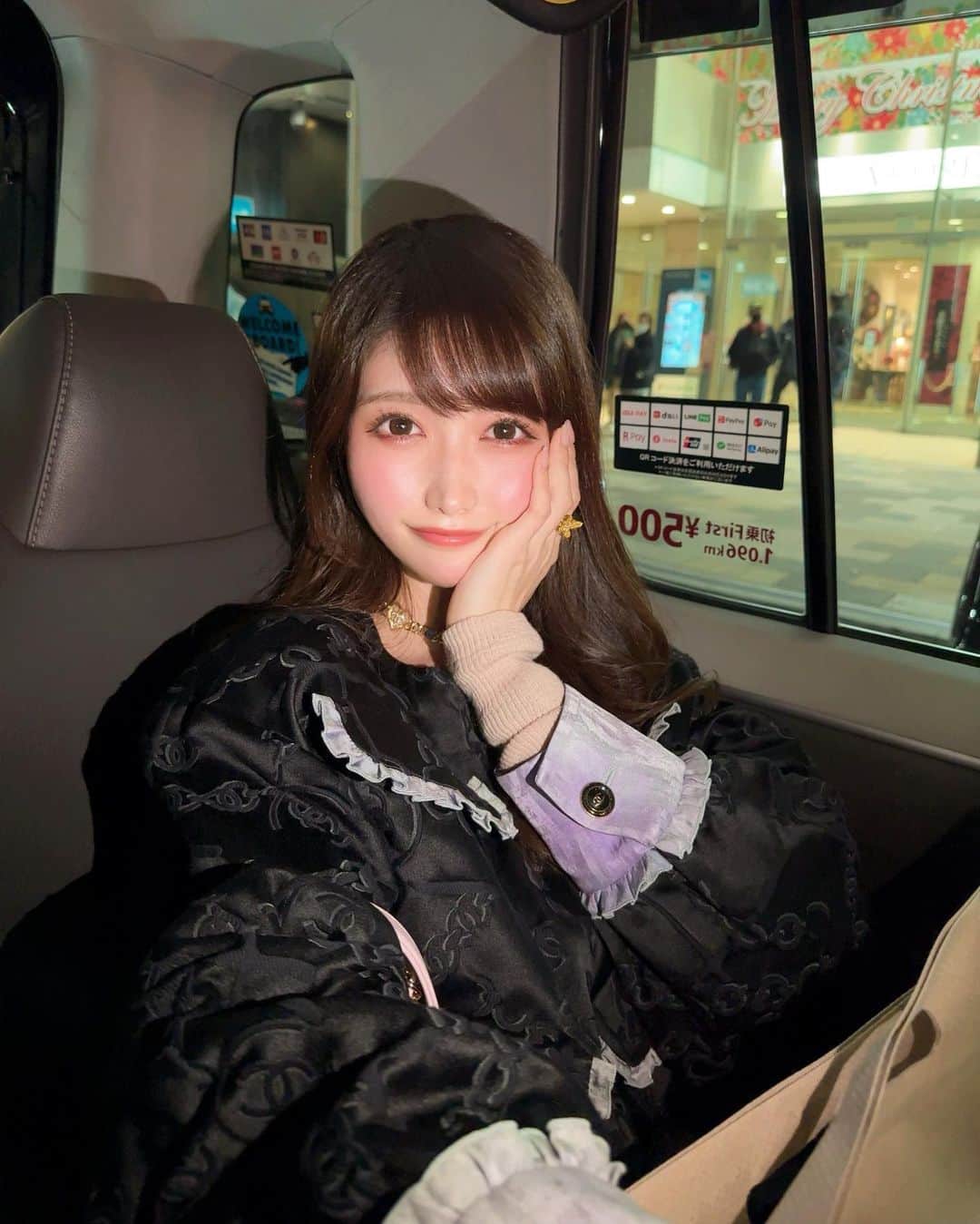 のインスタグラム：「. 酔った日🥂💫 . お土産でナリサワのケーキもらってるんるん🍰💓 . . #ootd#fashion#fashionista#fashionstyle#chanel#narisawa#ginza#japan#japanesegirl」