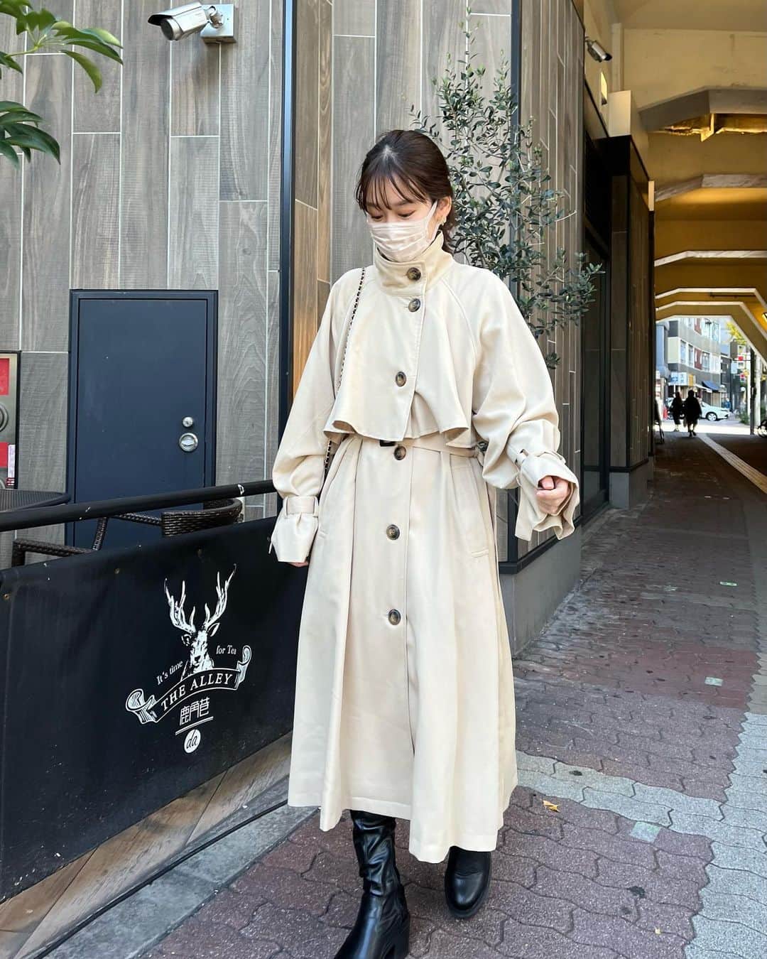 kitamayuuのインスタグラム：「Chicoのトレンチは毎年ほんとにかわいいから毎年ほしくなる🥺 そして毎年人気すぎて あっという間に完売してる気が🫣 . . 大人気だったトレンチが 12/18よりZOZOTOWNで リバイバルされます♡ この機会をお見逃しなく❤️ . . . #Chico #トレンチコート #スタンドカラー　#トレンチ  #トレンチコートコーデ  #ロングブーツ　#リバイバル #骨格ウェーブ　#160cmコーデ」