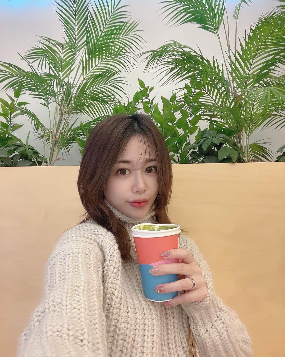 かめだなつみさんのインスタグラム写真 - (かめだなつみInstagram)「✈️🇰🇷💗  初の海外旅行にして初韓国を まさかのザイラと...笑  宇宙人ザイラと2泊3日意外と大丈夫だったww英語いっぱい喋ってくれてありがと🫡💗 . . . #時差投稿 #followme #f4follow  #ootd #instagood  #한국 #선팔하면맞팔 #instagood #fff #l4like #photooftheday  #selfie #cafe  #旅行 #trip #korea #韓国 #韓国旅行 #한국여행 #한국 #한국 #미식 #쇼핑 #패션」12月14日 19時35分 - kamenatsu0614