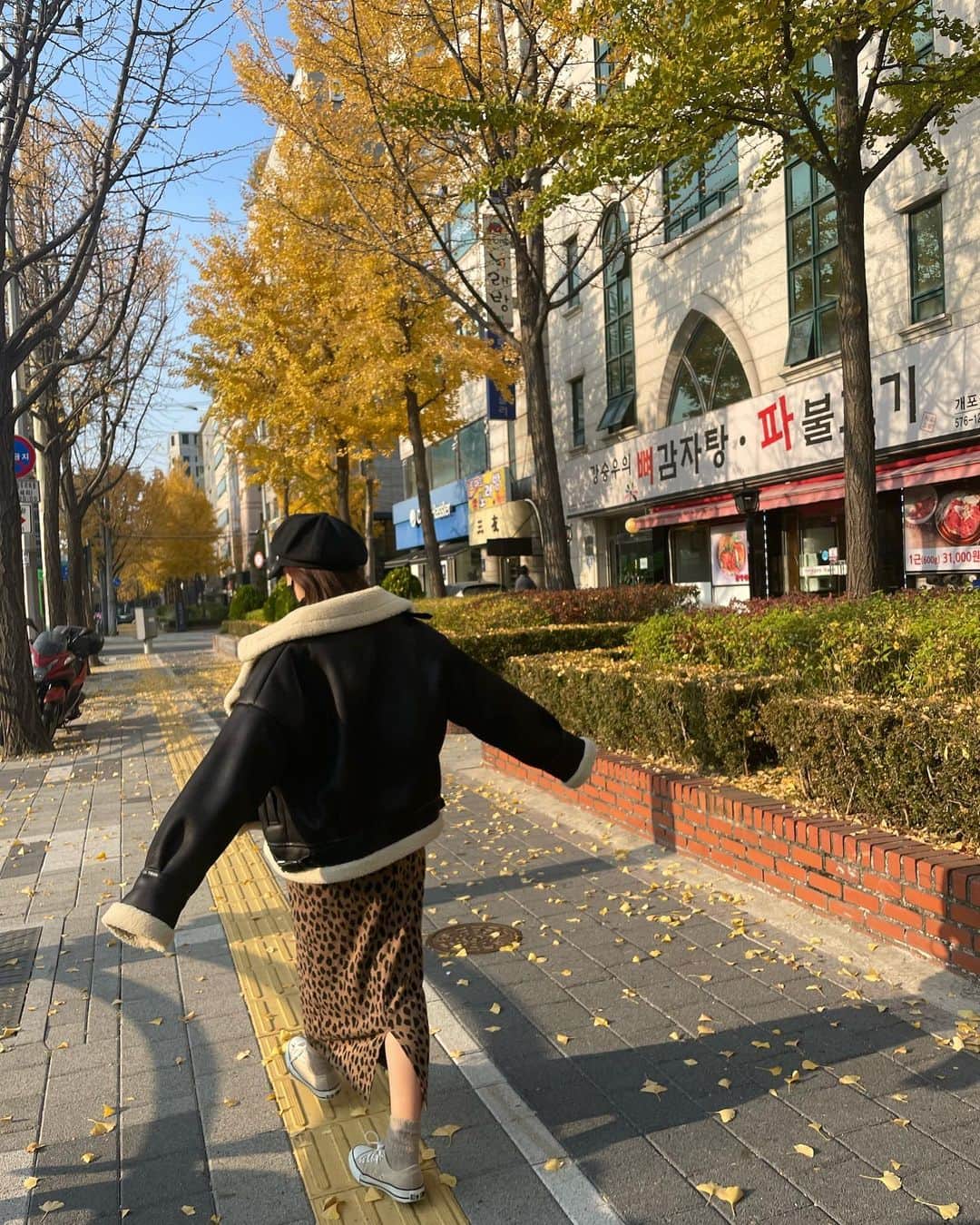かめだなつみさんのインスタグラム写真 - (かめだなつみInstagram)「✈️🇰🇷💗  初の海外旅行にして初韓国を まさかのザイラと...笑  宇宙人ザイラと2泊3日意外と大丈夫だったww英語いっぱい喋ってくれてありがと🫡💗 . . . #時差投稿 #followme #f4follow  #ootd #instagood  #한국 #선팔하면맞팔 #instagood #fff #l4like #photooftheday  #selfie #cafe  #旅行 #trip #korea #韓国 #韓国旅行 #한국여행 #한국 #한국 #미식 #쇼핑 #패션」12月14日 19時35分 - kamenatsu0614