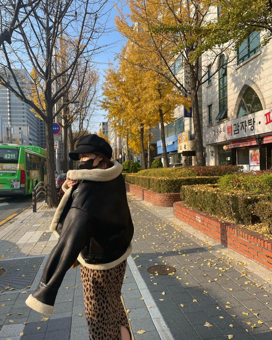 かめだなつみさんのインスタグラム写真 - (かめだなつみInstagram)「✈️🇰🇷💗  初の海外旅行にして初韓国を まさかのザイラと...笑  宇宙人ザイラと2泊3日意外と大丈夫だったww英語いっぱい喋ってくれてありがと🫡💗 . . . #時差投稿 #followme #f4follow  #ootd #instagood  #한국 #선팔하면맞팔 #instagood #fff #l4like #photooftheday  #selfie #cafe  #旅行 #trip #korea #韓国 #韓国旅行 #한국여행 #한국 #한국 #미식 #쇼핑 #패션」12月14日 19時35分 - kamenatsu0614