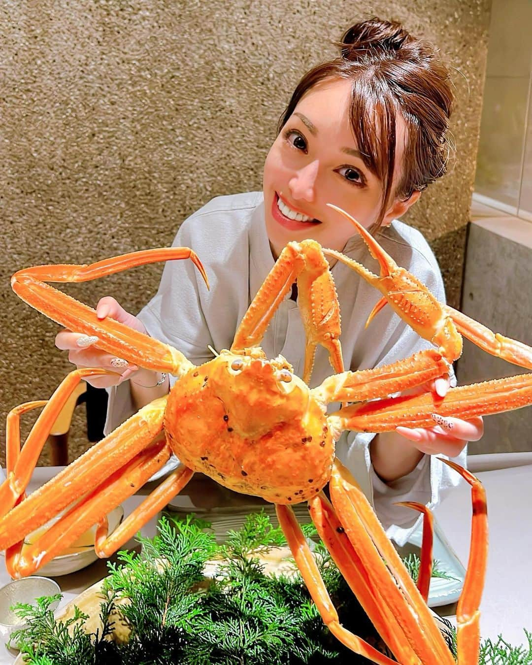 まゆのインスタグラム：「蟹解禁🦀後 11/11 ポッキーの日に 皇室献上蟹を食べに @bouyourou   #望洋楼 #蟹 #蟹料理 #せいこがに #黒龍 #二左衛門 #日本酒好き #日本酒女子 #皇室献上蟹 #おまゆグルメ」