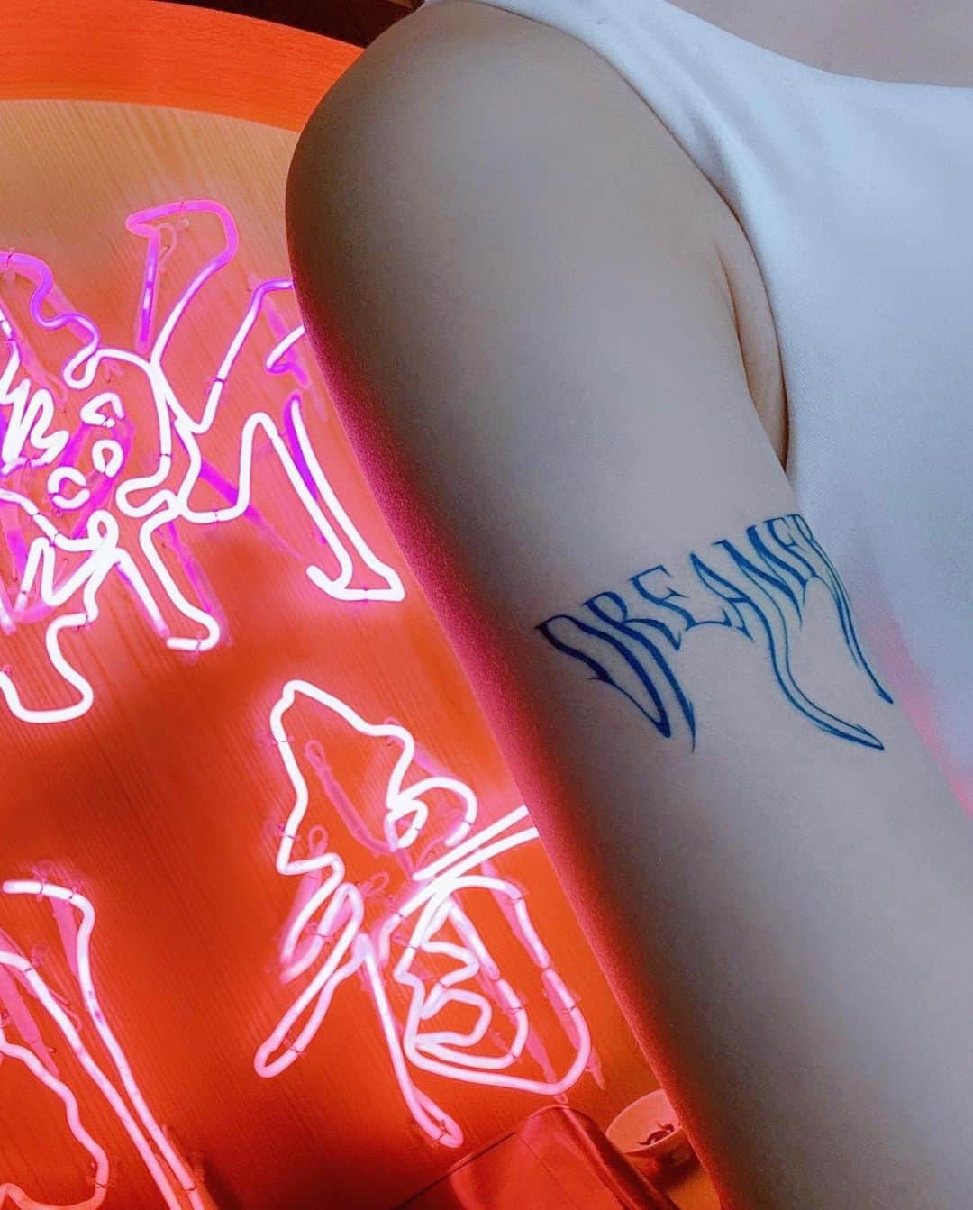 彫師美漸のインスタグラム：「@15rinahamu 💙 tattoo @bizentattoo  lettering design 美漸弟子 @mariya_tattooer  ・ @bizenart_tattoostudio ・ #刺青 #彫師 #美漸 #彫師美漸 #表参道 #原宿 #原宿タトゥー #タトゥー #東京タトゥー #Bizenarttattoostudio #tokyo #tattoo #art #fashion #bizenart #bizen #문신　#Bizentattoo  #tattooer #tattooist #tattooartist #tattooart #tattoostudio #japanesetattoo」