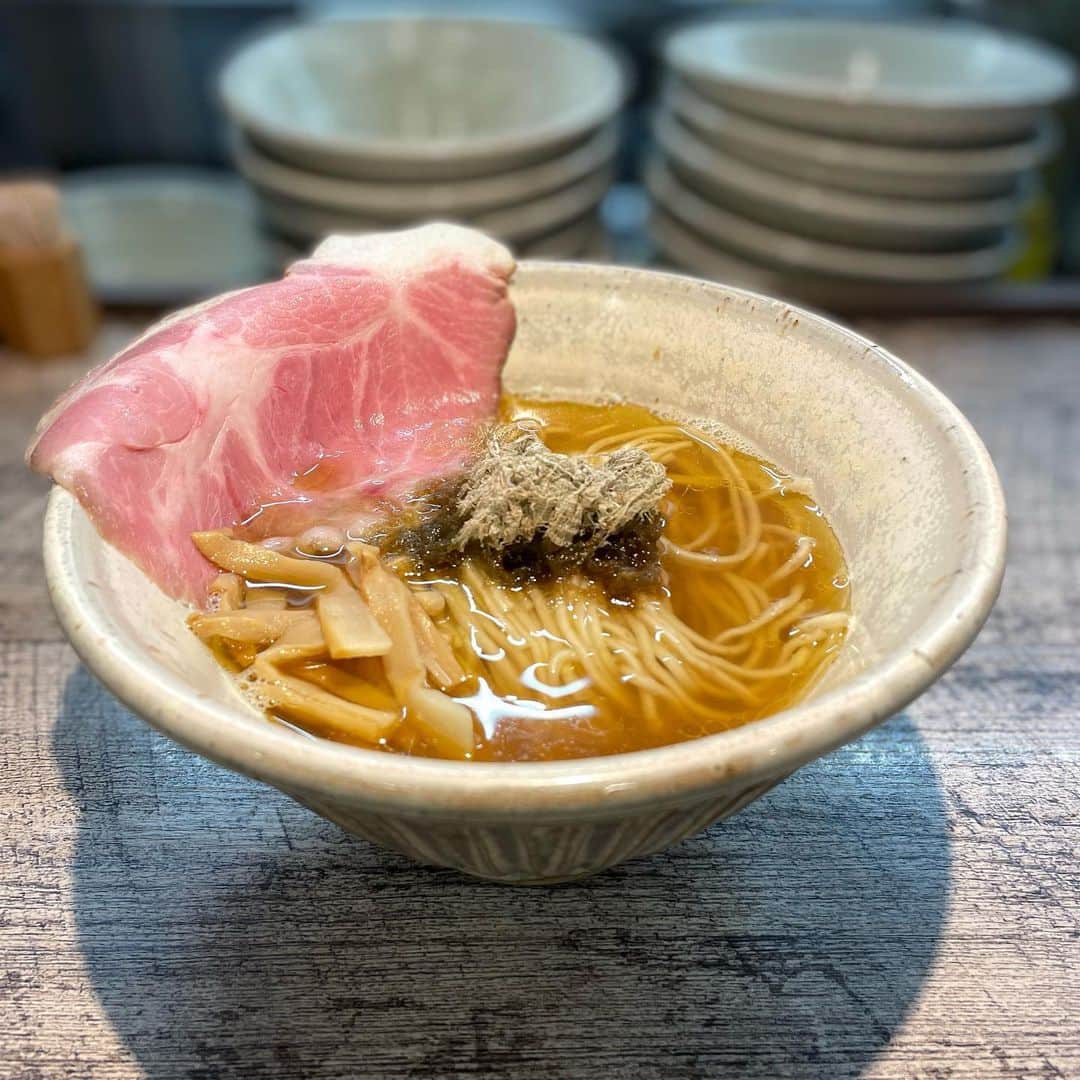 無化調ラーメン「ゆきふじ」のインスタグラム：「『塩ラーメンの盛り付け変わります』  三つ葉に変わりとろろ昆布が上に乗ります。 色合いは落ちますが、味は保証します。  極上のとろろ昆布は絶品。」