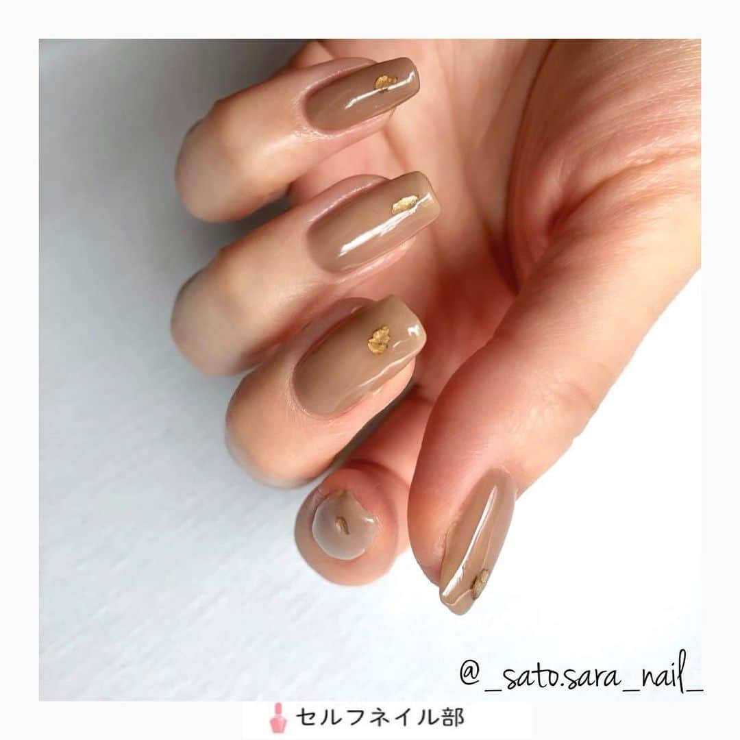 セルフネイル部 公式アカウントのインスタグラム：「(@_sato.sara_nail_) さんの 「𝐿𝑎𝑑𝑦𝑙𝑖𝑘𝑒な大人𝑷𝑰𝑵𝑲 𝑩𝑹𝑶𝑾𝑵ネイル」を紹介します💅  ○howto ▷親指と人差し指  ①ベースジェルを塗る ②ミスティックジェル005を2度塗りする (今回はこっくりカラーにしたかったので 1度目も2度目もたっぷりめにジェルを取る) ③細筆などを使って、マイカフレークを置く辺りにクリアジェルを薄く塗る ④クリアジェルを塗った筆を拭き取らずにそのままマイカフレークを1枚取って乗せて硬化する ⑤トップジェルで仕上げる  ○item ▷ ミスティックジェル 005 ▷マイカフレーク(お手持ちのものでOK) ▷ベースジェル ▷クリアジェル ▷トップジェル  ○point ミスティックジェル005はピンクみのある女性らしいブラウン🤎 お上品でいて、可愛さもプラスされるカラーです。 秋冬はたっぷりジェルを取ってこっくりカラーに仕上げました。 肌なじみの良いカラーで薄塗りでも爪が綺麗に見えるので、お好みのカラーにしてみてください♡ シンプルワンカラーでも十分可愛いですが、マイカフレークを1枚乗せるだけで遊び心のあるかわいいネイルになります。 ゴールドのマイカフレークがこのカラーにぴったりです✨ マイカフレークを乗せた後に段差ができやすいので、トップジェルをたっぷりめに取って綺麗なワンカラーに仕上げてみてください😊  素敵なネイルをシェアさせていただき ありがとうございました💐  #ネイル #ジェルネイル #ジェル #セルフネイル #セルフネイル部 #塗りかけネイル #セルフジェル #マニキュア #ポリッシュ #秋ネイル #セルフジェルネイル部 #ネイルシール #ポリッシュネイル #ホロネイル #nail #polish #selfnail #nailpolish #nails #japannail #nailart #instanail」