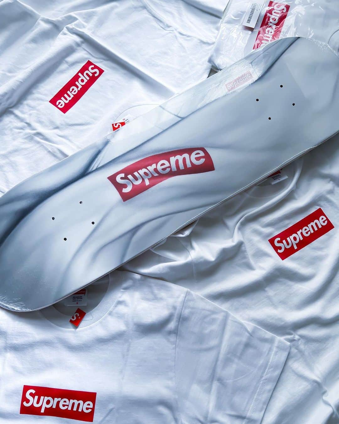 Supreme Mihoのインスタグラム：「🤍❤️🤍 ✩ "BOGO" 🔗Box Logo T-Shirt Skateboard🛹 ✩ ↓Follow↓ @miho_umeboshi  #supreme #boxlogo #シュプリーム」